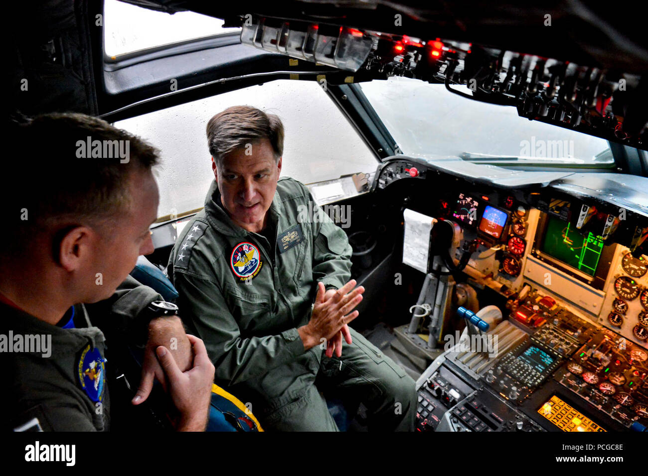 KEFLAVIK, ISLANDE (oct. 30, 2015). Mark Ferguson, commander, U.S. Naval Forces, Europe-afrique est informé sur les capacités de la P-3C Orion, qui mène des opérations de routine de la Base Aérienne de Keflavik. Ferguson a visité l'Islande de s'appuyer sur les liens bilatéraux avec les États-Unis ont allié de l'OTAN avec l'Islande en réunion avec des hauts fonctionnaires de l'Islande. Banque D'Images