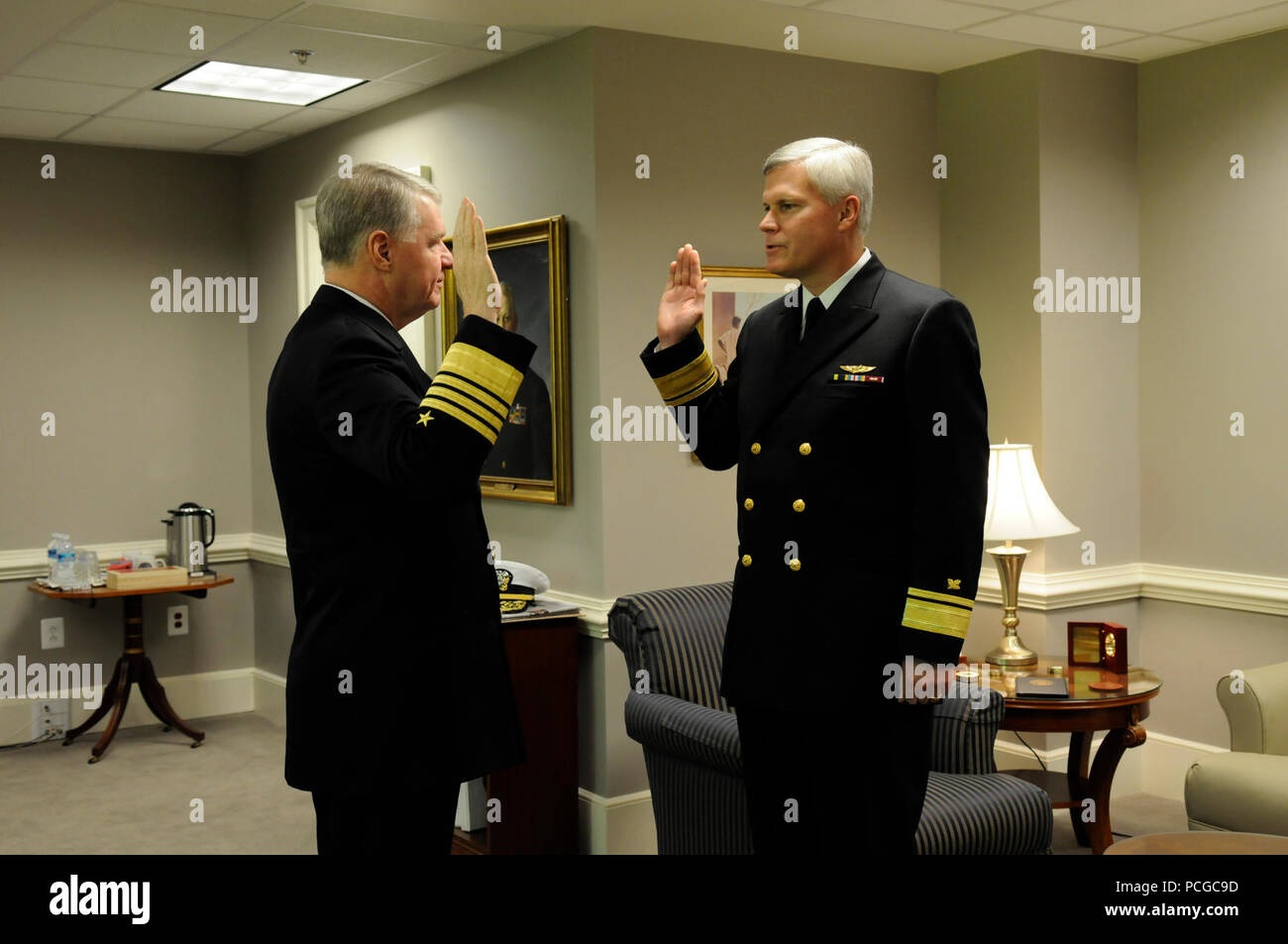 Chief of Naval Operations Adm. Gary Roughead favorise l'arrière Adm. Alan Thompson Vice admiral lors d'une cérémonie au Pentagone. Banque D'Images