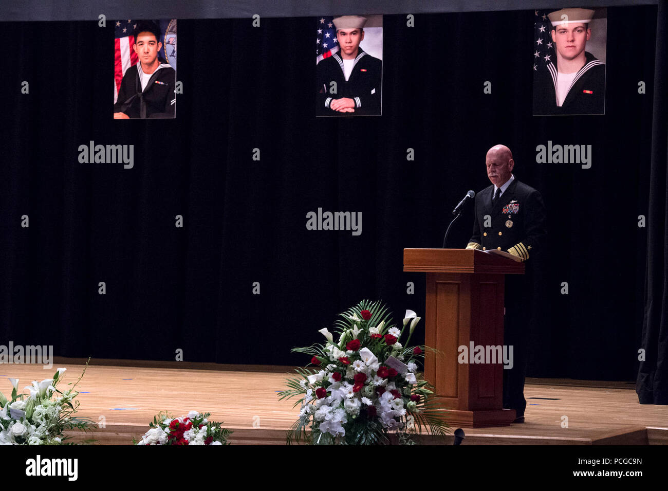 YOKOSUKA, Japon (27 juin 2017) Adm. Scott Swift, commandant de la flotte américaine du Pacifique, prononce une allocution lors d'une cérémonie commémorative en l'honneur du Yokosuka Activités flotte sept marins affectés à la classe Arleigh Burke destroyer lance-missiles USS Fitzgerald (DDG 62) qui ont été tués dans une collision en mer. Banque D'Images