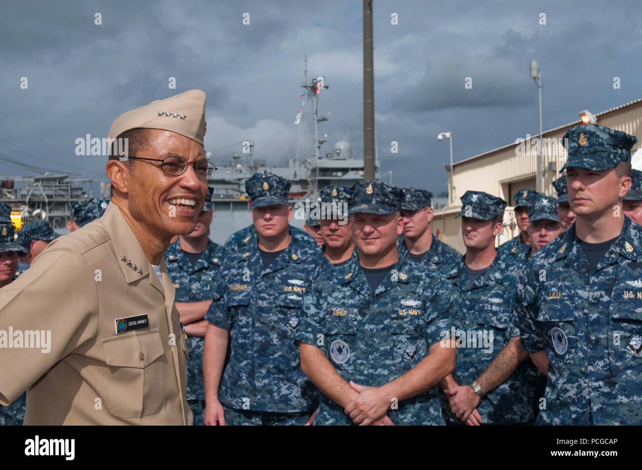 Adm. Cecil Haney, commandant de la flotte américaine du Pacifique, répond aux questions des membres affectés à un service, commandant de l'Escadron 15 sous-marin, et le sous-marin USS Frank offres câble (40) et l'USS Emory S. Land (comme 39), au point de Polaris. Haney a visité les installations militaires à Guam avant de retourner à son siège à New York. Banque D'Images