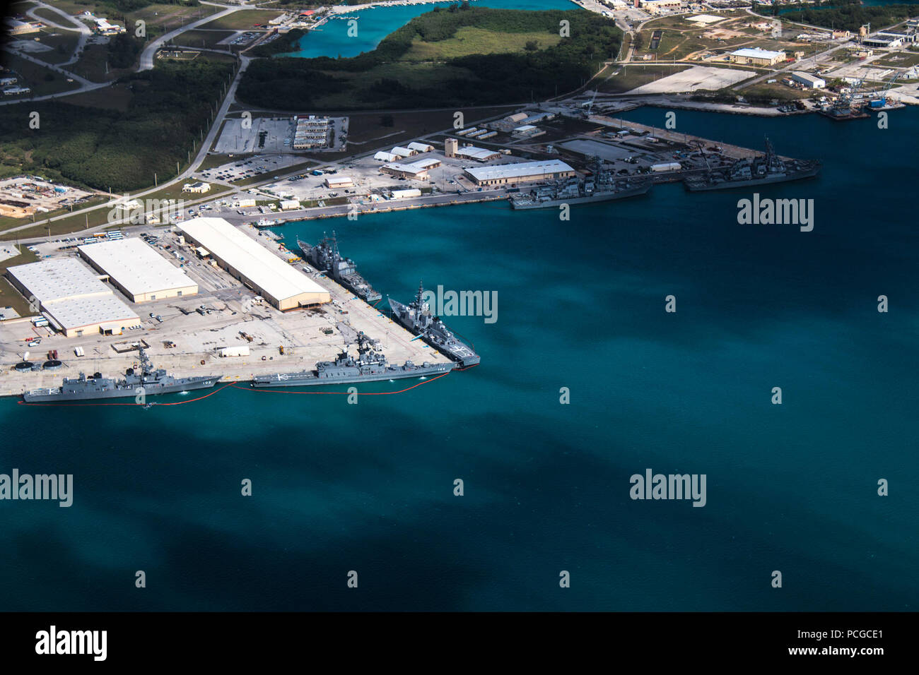 APRA HARBOUR, Guam (5 mars 2016) - Une vue aérienne de dessus Base navale américaine Guam (NBG) montre Apra Harbour avec plusieurs navires de la marine à port - jusqu'à 22 navires au total à un moment donné - marquage le plus grand port en présence à NBG en 30 ans. Les nouveaux navires au port, essentiellement à partir de l'Escadron de destroyers torpilleurs-15 basée à Japon et trois destroyers et un destroyer, navire de commandement de la Force japonaise d'autodéfense maritime, participeront à l'Multi-Sail 2016, cinq jours d'exercice bilatéral en mer au large de la côte de Guam avant de retourner en Apra Harbour pour la liberté à Guam. Banque D'Images