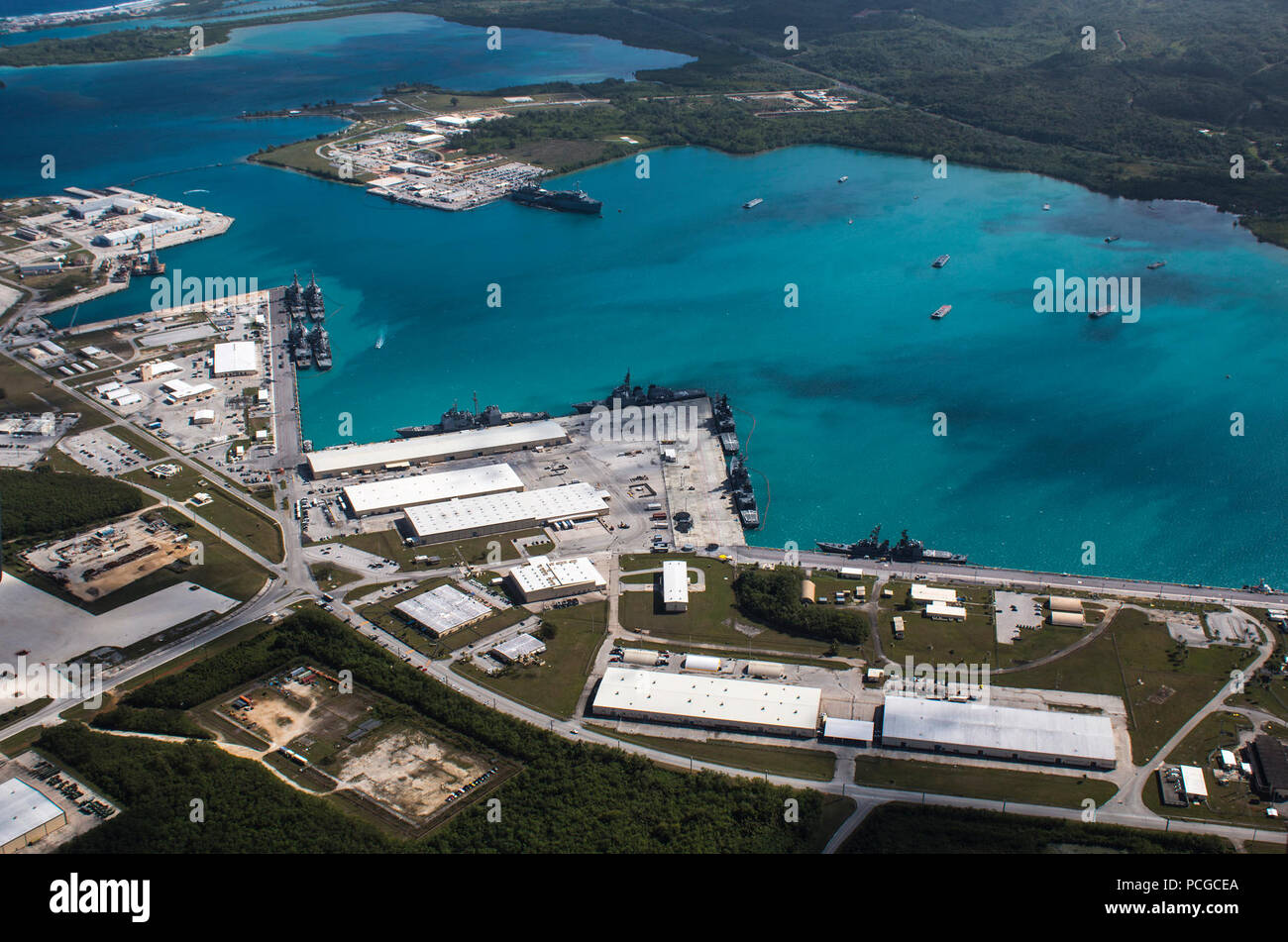 APRA HARBOUR, Guam (5 mars 2016) - Une vue aérienne de dessus Base navale américaine Guam (NBG) montre Apra Harbour avec plusieurs navires de la marine à port - jusqu'à 22 navires au total à un moment donné - marquage le plus grand port en présence à NBG en 30 ans. Les nouveaux navires au port, essentiellement à partir de l'Escadron de destroyers torpilleurs-15 basée à Japon et trois destroyers et un destroyer, navire de commandement de la Force japonaise d'autodéfense maritime, participeront à l'Multi-Sail 2016, cinq jours d'exercice bilatéral en mer au large de la côte de Guam avant de retourner en Apra Harbour pour la liberté à Guam. Banque D'Images