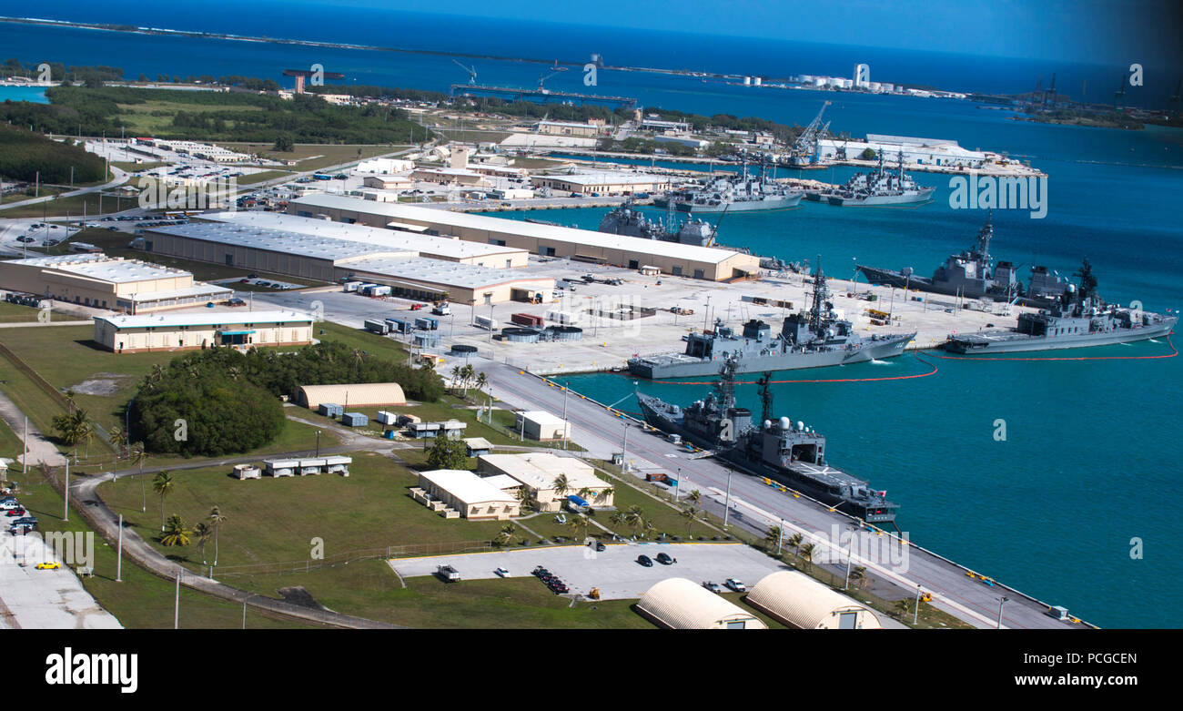 APRA HARBOUR, Guam (5 mars 2016) - Une vue aérienne de dessus Base navale américaine Guam (NBG) montre Apra Harbour avec plusieurs navires de la marine à port - jusqu'à 22 navires au total à un moment donné - marquage le plus grand port en présence à NBG en 30 ans. Les nouveaux navires au port, essentiellement à partir de l'Escadron de destroyers torpilleurs-15 basée à Japon et trois destroyers et un destroyer, navire de commandement de la Force japonaise d'autodéfense maritime, participeront à l'Multi-Sail 2016, cinq jours d'exercice bilatéral en mer au large de la côte de Guam avant de retourner en Apra Harbour pour la liberté à Guam. Banque D'Images