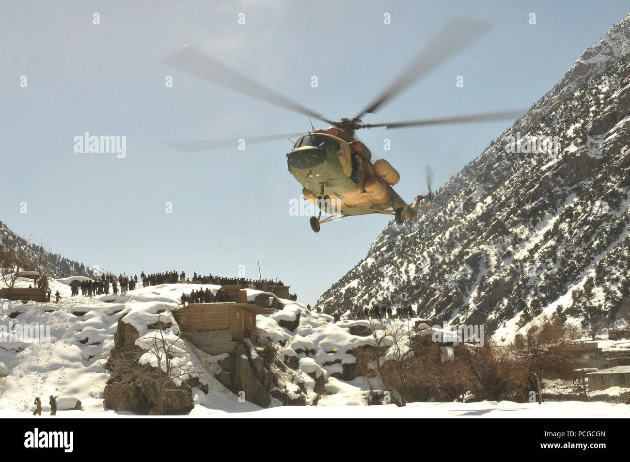 Un Afghan Air Force l'hélicoptère de transport Mi-17 descend pour un atterrissage au cours d'une mission de ravitaillement de combat en barge Matal dans le nord de la vallée de la Kunar, 10 mars. L'AAF a travaillé en coopération avec le ministère de l'intérieur et les forces de la coalition pour terminer la mission, à l'aide de dix avions pour offrir plus de 9 000 kilogrammes d'armes, de munitions et de vivres à la Police nationale afghane stationnée dans le poste distant qui est considérée comme essentielle par les responsables afghans en raison de sa proximité avec le Pakistan et l'histoire de l'activité des insurgés. Après la chute de l'offre, chargé des forces de l'ANP à destination de plus de 80 leurs h Banque D'Images