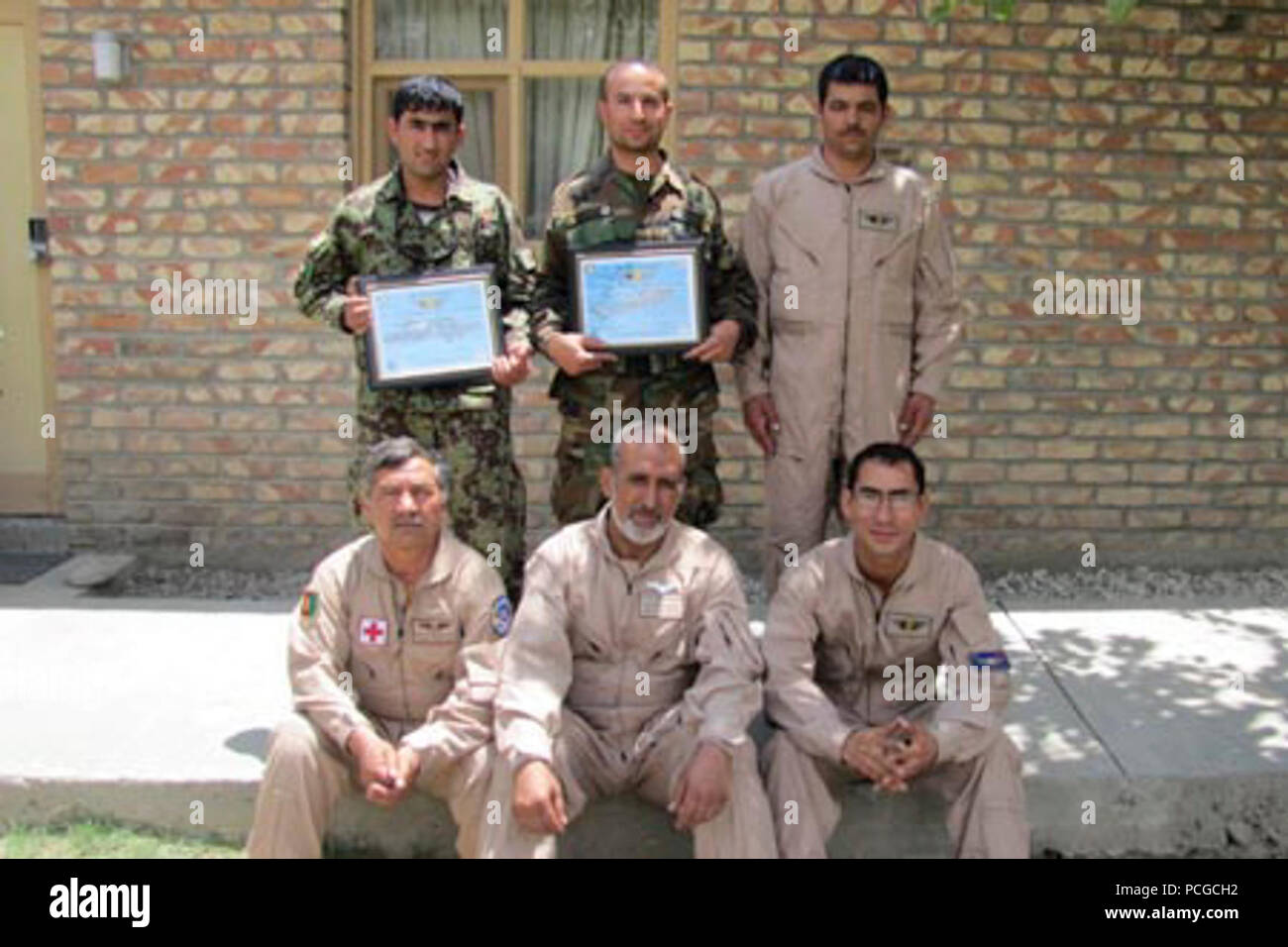 La deuxième catégorie d'Afghan Air Force Flight medecins est diplômé de la 3e Brigade d'aviation de combat Medic Vol Academy à Bagram sur champ d'Air, 06 juillet 2010 Banque D'Images