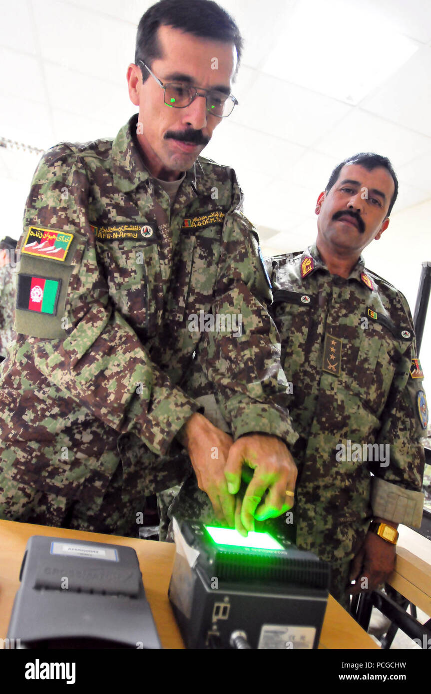 Kaboul, Afghanistan -- Les soldats de l'Armée de l'air nationale afghane participent à la collecte des données biométriques de leur histoire personnelle, de l'iris, l'empreinte du pouce, et l'analyse d'urine en vertu d'un nouveau programme de responsabilisation dans l'Afghan Air Force. (US Navy Banque D'Images