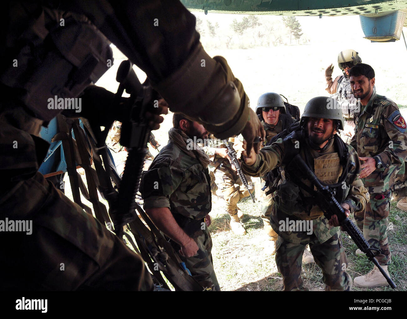 Kaboul, Afghanistan - Commandos afghans du 6e Kandak de commando d'infiltration en utilisant des techniques pratiques de l'Armée nationale afghane Air Corps hélicoptère Mi-17 le 1 avril 2010 au Camp Morehead dans les régions périphériques de Kaboul. La formation était en préparation pour les futures missions d'assaut aérien nécessaire afin de perturber les activités des insurgés et d'apporter la stabilité à la population et de la région. (US Navy Banque D'Images