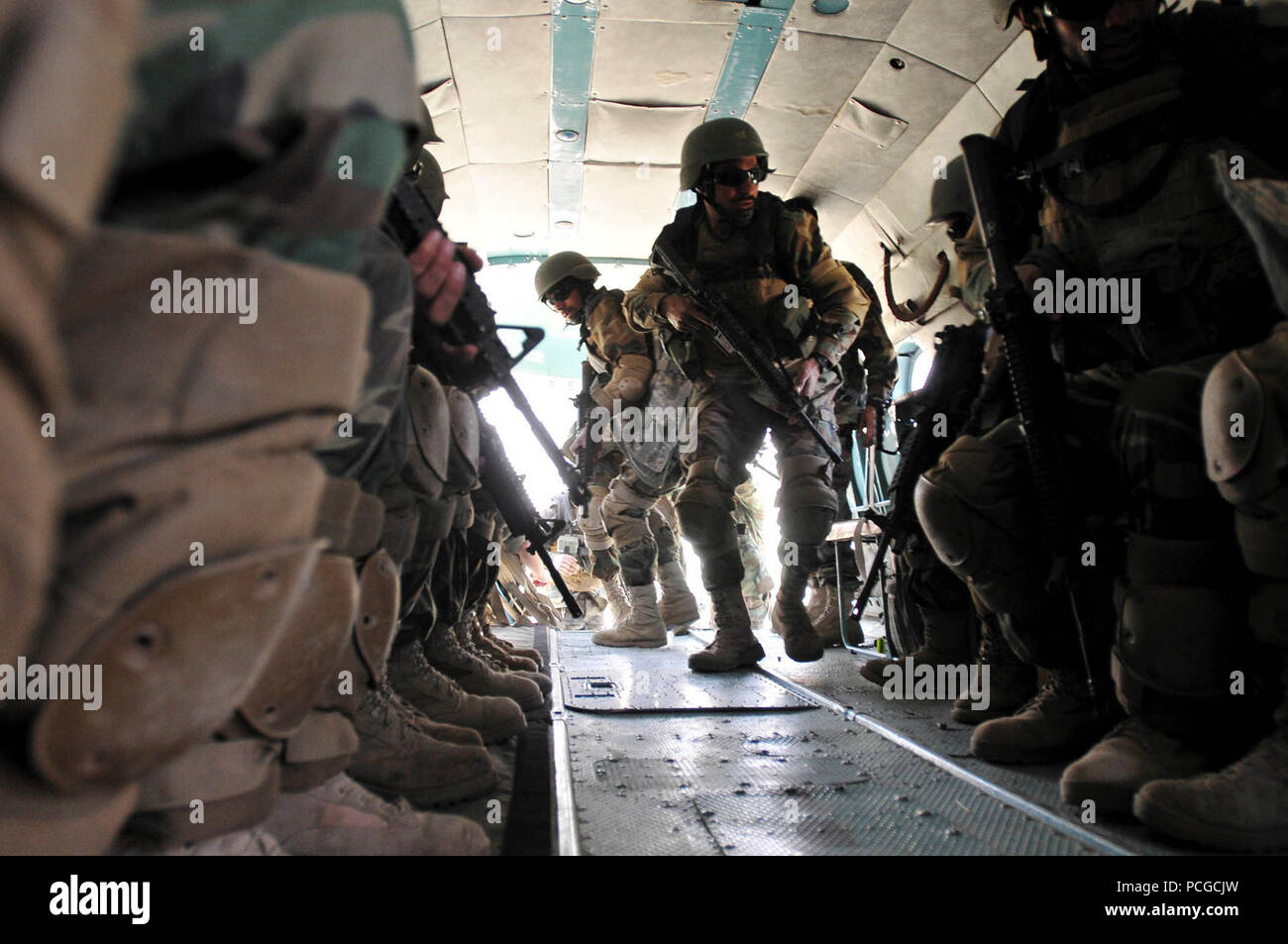 Kaboul, Afghanistan - Commandos afghans du 6e Kandak de commando en utilisant les techniques d'infiltration pratiques le 1 avril 2010 au Camp Morehead dans les régions périphériques de Kaboul. La formation était en préparation pour les futures missions d'assaut aérien nécessaire afin de perturber les activités des insurgés et d'apporter la stabilité à la population et de la région. (US Navy Banque D'Images