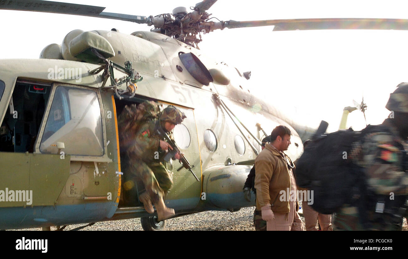 Kaboul, Afghanistan Р commandos Afghans une pratique et rapide de descendre de l'hélicoptère de transport MI-17 au cours des exercices statiques avant une agression de l'air dans les régions périphériques de Kaboul le 10 mars 2010. L'air assault est la deuxième mission coordonnée par l'aviation de l'Armée nationale afghane avec les commandos, mais la première agression combinée avec l'hélicoptère CH-47 Chinook américain. Le but de l'agression était de perturber les activités des insurgés et d'apporter la stabilité à la population et de la région. (US Navy Banque D'Images