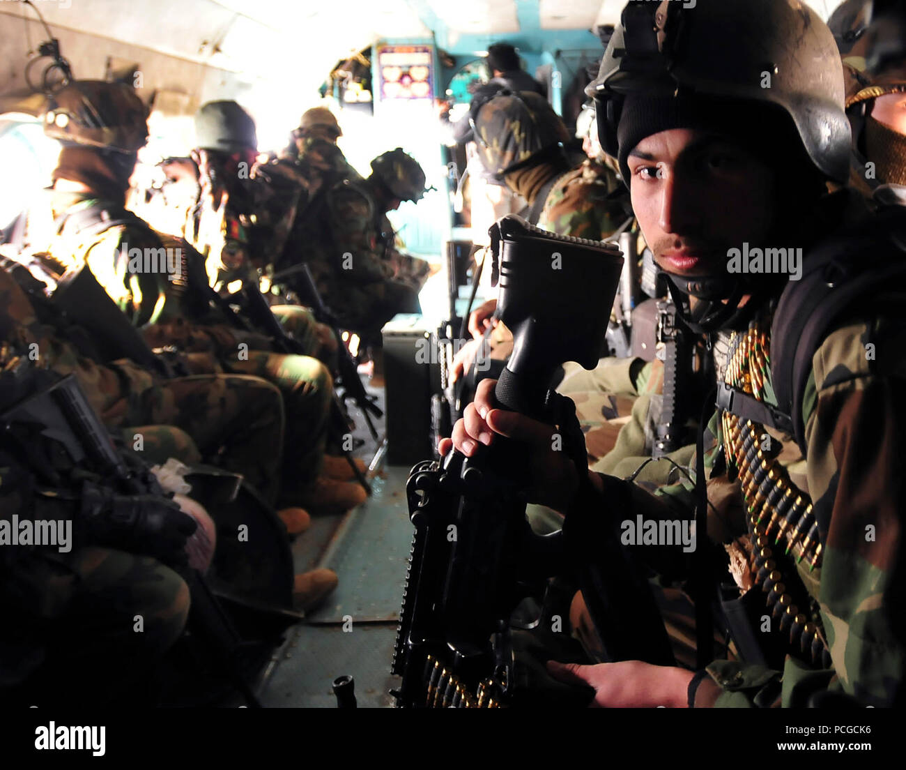 Kaboul, Afghanistan Р commandos afghans remplir la cabine d'un hélicoptère de transport MI-17 lors d'une agression de l'air dans les régions périphériques de Kaboul le 10 mars 2010. L'air assault est la deuxième mission coordonnée par l'aviation de l'Armée nationale afghane avec les commandos, mais la première agression combinée avec l'hélicoptère CH-47 Chinook américain. Le but de l'agression était de perturber les activités des insurgés et d'apporter la stabilité à la population et de la région. (US Navy Banque D'Images
