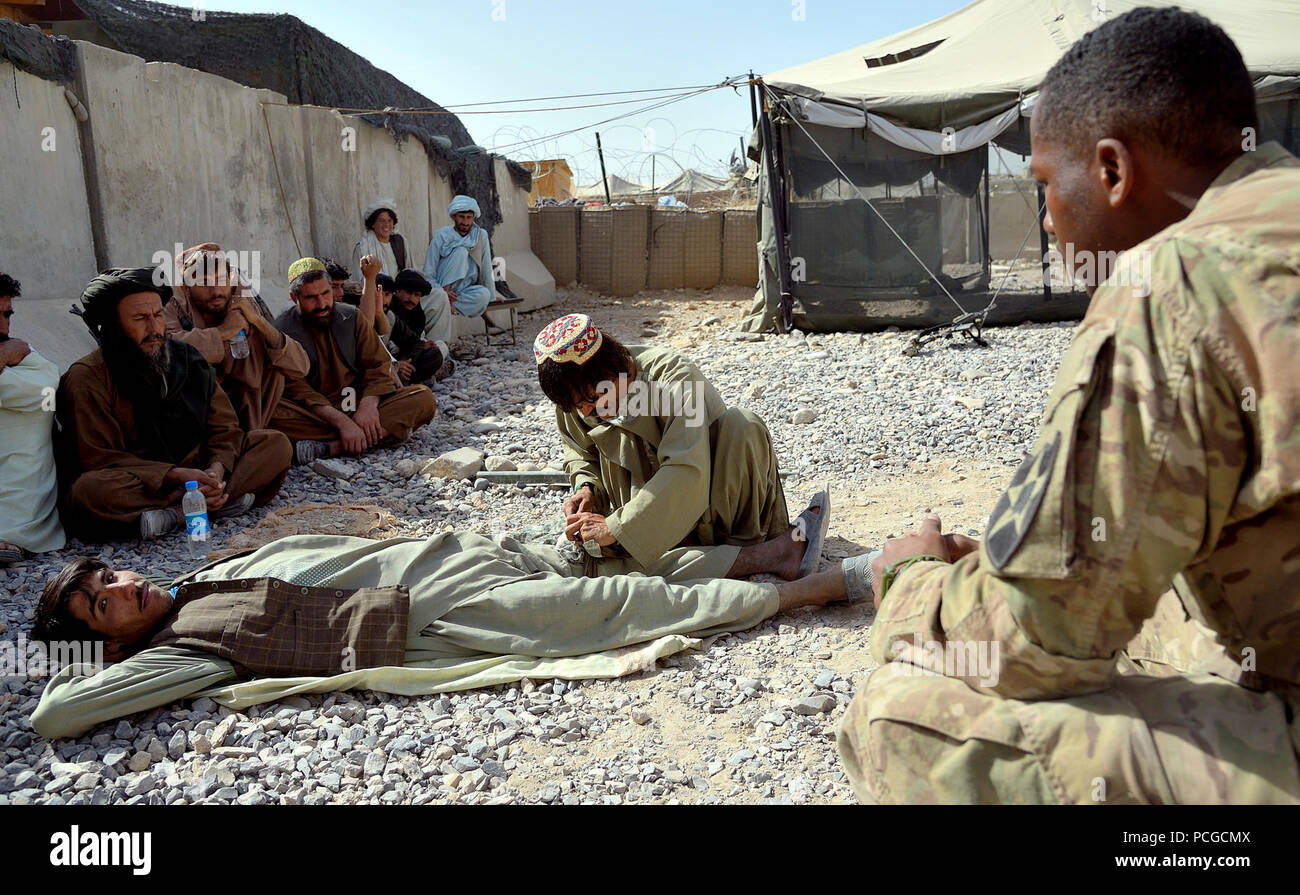 Une police locale afghane (ALP) pratiques faire un candidat à un garrot improvisé site des Forces de la Coalition à Arghandab district, province de Kandahar, Afghanistan, le 15 octobre 2012. Les candidats sont soumis à trois semaines de cours qui couvre l'adresse au tir de base, les patrouilles, dispositif explosif de reconnaissance et les techniques de sécurité. L'alpage de programme permet aux Afghans d'assurer la sécurité de leurs villages et quartiers. Banque D'Images