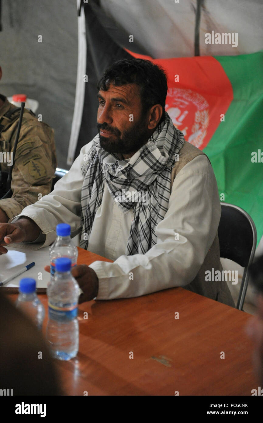 District Gouverneur Mabooballah adresses Sabawoon diplômés Police locale afghane sur les règles et les responsabilités de la propriété d'ALP AK-47 lors d'un chef de l'engagement dans la province de Ghazni, district de Latif, Afghanistan, le 30 avril. KLEs sont utilisées pour obtenir des atmosphériques et d'évaluer la sécurité et la stabilité dans les villages locaux et pour déterminer l'avenir des opérations de développement. Banque D'Images