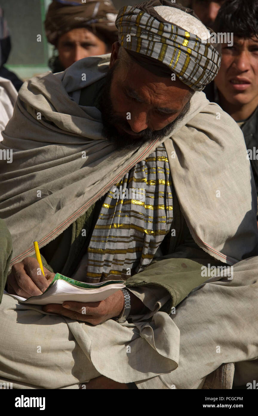 Un candidat Police locale afghane prend des notes au cours d'une première classe d'aide dans Kajran Daykundi district, province, Afghanistan, janv. 5. Les trois semaines de l'ALP cours couvre les procédures de police de base, le maniement des armes et les autres compétences nécessaires pour protéger et défendre les citoyens afghans et de maintenir la stabilité dans la région. Banque D'Images