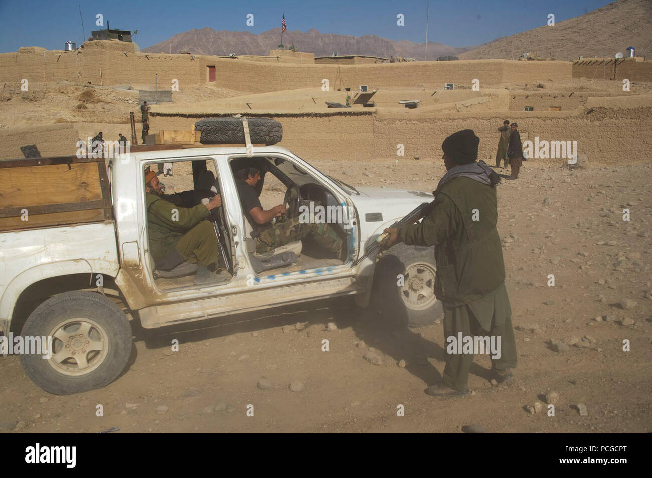 Une police locale afghane candidat simule tirant sur un véhicule lors d'un point de classe d'une Kajran, Daykundi district province, Afghanistan, 8 janvier. La classe fait partie d'un cours de formation de trois semaines qui couvre les procédures de police de base, le maniement des armes et les autres compétences nécessaires pour protéger et défendre les citoyens afghans et d'en assurer la stabilité dans la région. Banque D'Images