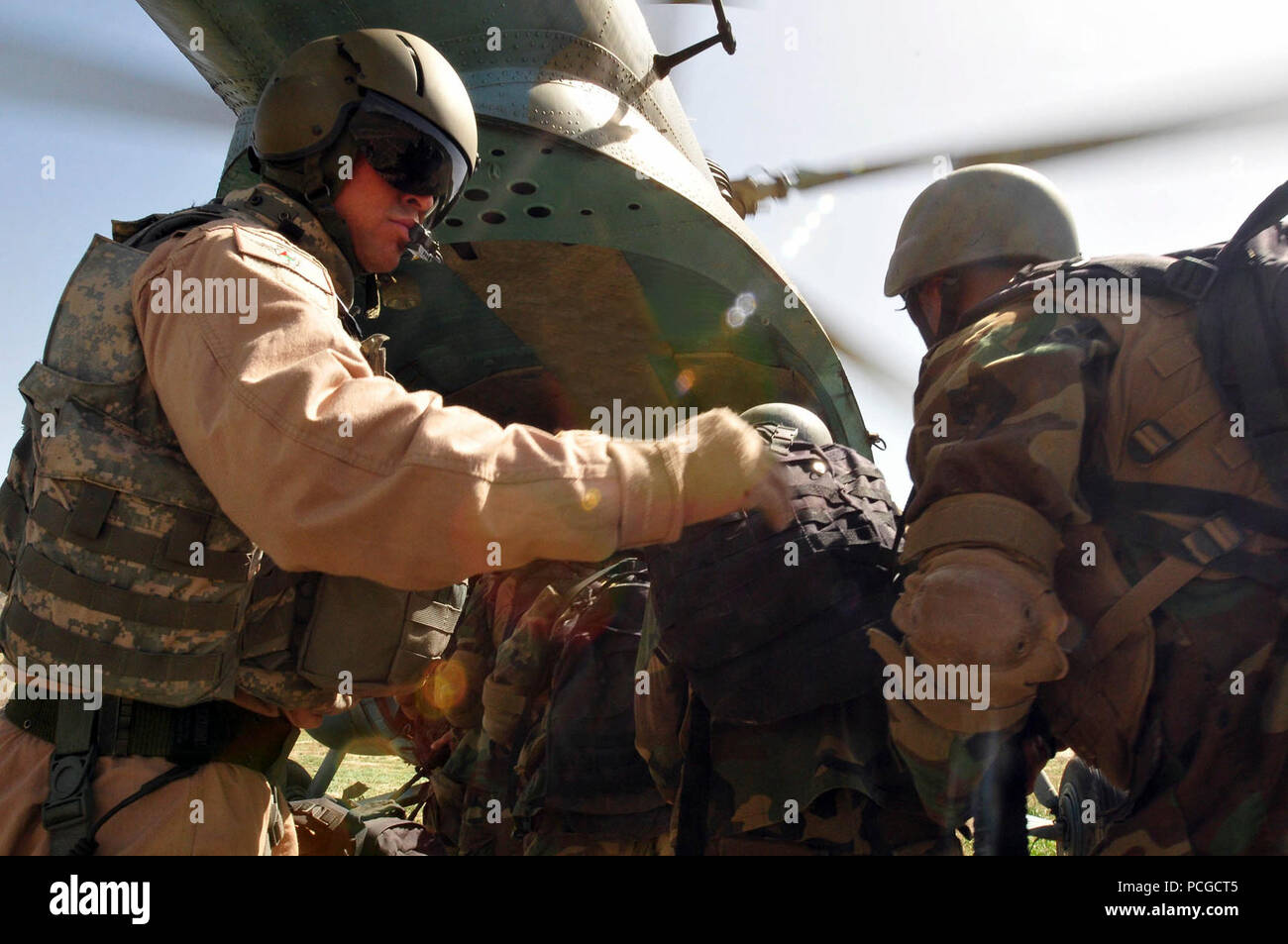 Kaboul, Afghanistan - Le Sergent technique de la Garrett Caïn 438th Air Expeditionary Advisory Group, la puissance aérienne combinée, de la Force de Transition Afghane bergers du 6e Commando commandos comme ils le kandak d'infiltration en utilisant les techniques de la pratique de l'Armée nationale afghane de l'air en hélicoptère Mi-17 le 1 avril 2010 au Camp Morehead dans les régions périphériques de Kaboul. La formation était en préparation pour les futures missions d'assaut aérien nécessaire afin de perturber les activités des insurgés et d'apporter la stabilité à la population et de la région. (US Navy Banque D'Images