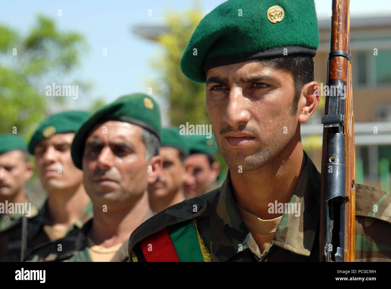 Afghanistan (16 juillet 2007) - l'armée nationale afghane et de la police dans les rangs durant la cérémonie de passation de commandement de la transition conjointe de la sécurité combinée (CSTC-A). Ils ont été inclus pour montrer le partenariat entre les forces de la coalition et les Afghans à tous les niveaux. Le brig. Le général Robert W. Cone a pris les rênes du commandement du major-général Robert E. Durbin, devenant la CSTC-A 2e commandant général. La Marine américaine Banque D'Images