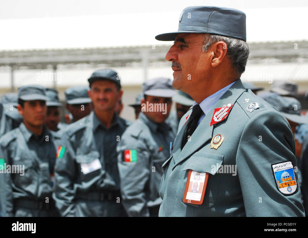 Afghanistan (19 juillet 2010) - Police nationale afghane (PNA) Brig. Gen. Sariq Zarifi, commandant de la formation Center-Kandahar (RTC-K), supervise l'élaboration de nouvelles recrues provenant de la province de Kandahar. RTC-K a formé plus de 17 747 bénévoles de l'Afghanistan à joindre les rangs de l'ANP depuis sa création en 2004. La Marine américaine Banque D'Images