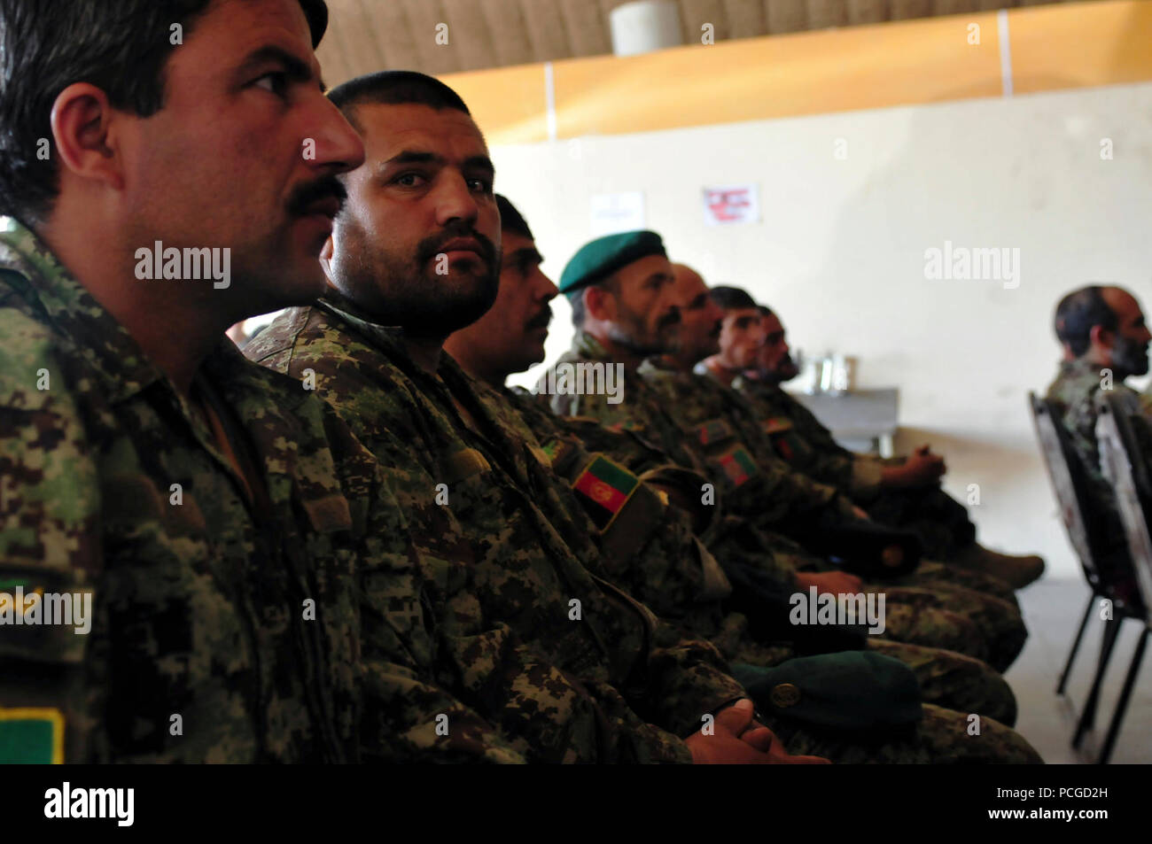 Kaboul, Afghanistan -- soldats afghans s'asseoir dans la participation à l'obtention du diplôme de sept soldats afghans de la mécanique de base, qui se donne à l'Armée nationale afghane Air Force Base à Kaboul, Afghanistan. La remise des diplômes a eu lieu le 28 juin 2010 et a été suivi par la Force aérienne américaine de mentors et de leadership afghan. (US Navy Banque D'Images