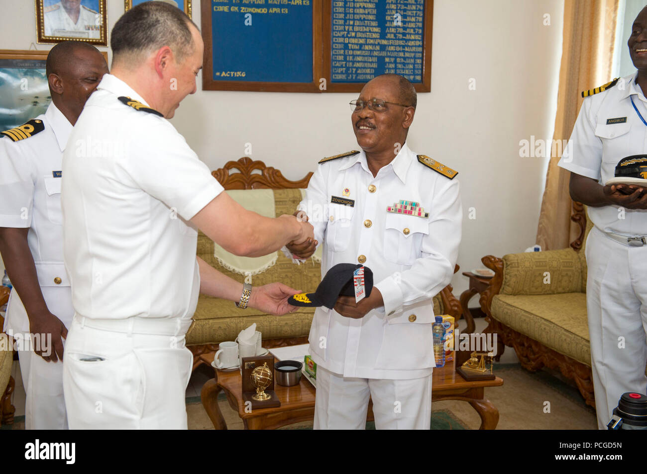 SEKONDI, Ghana (fév. 3, 2015). Matthieu Flemming, Virginia Beach, en Virginie, à gauche, la station de partenariat pour l'Afrique du commandant de la mission à bord du transport maritime militaire commun de commande bateau à grande vitesse l'USNS Lance (JHSV 1), présente une boule bouchon pour le Commodore de la Marine ghanéenne filleul Zowonoo 3 février 2015. Lance est sur un déploiement prévu pour la sixième flotte américaine zone d'opérations pour soutenir la collaboration internationale Programme de renforcement des capacités, le partenariat de l'Afrique centrale. Banque D'Images