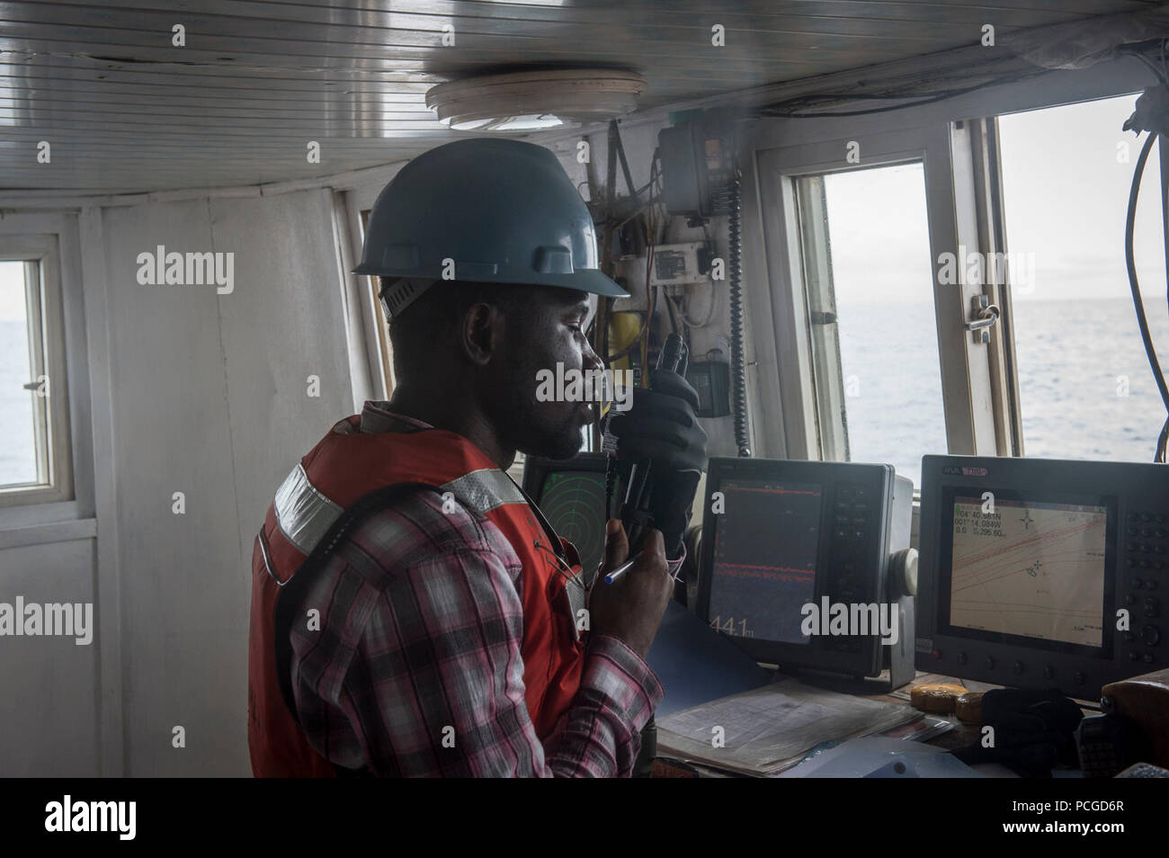 Océan Atlantique (fév. 23, 2015) Un agent de police ghanéenne communique avec la commande de transport maritime militaire conjointe du bateau à grande vitesse l'USNS Lance (JHSV 1) d'un navire de pêche à bord d'Afrique lors de l'application de la Loi maritime du 23 février 2015 Partenariat. Lance est sur un déploiement prévu pour la sixième flotte américaine zone d'opérations à l'appui de la coopération internationale Programme de renforcement des capacités de partenariat de l'Afrique centrale. Banque D'Images