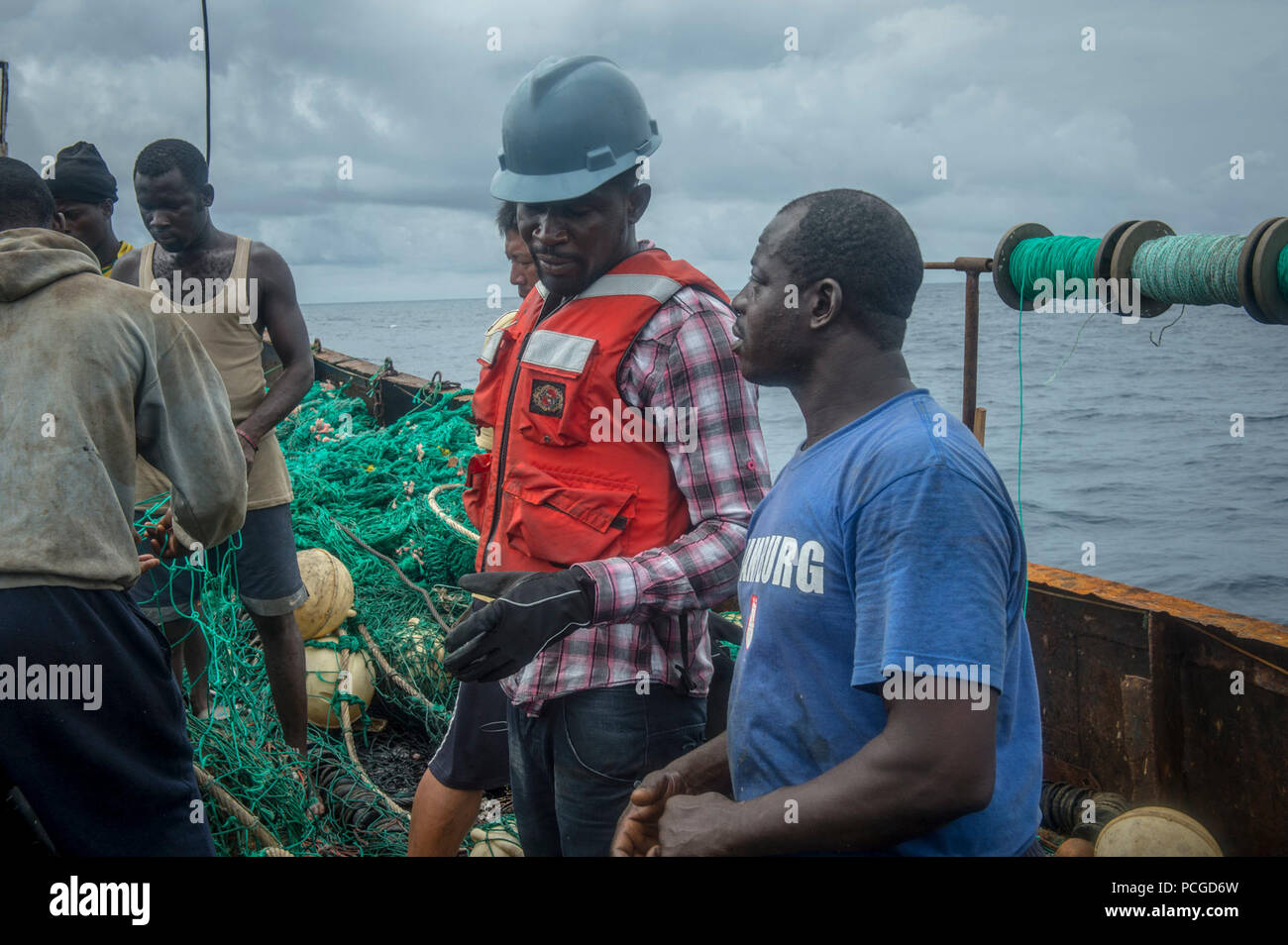 Océan Atlantique (fév. 23, 2015) Un agent de police embarquée à bord de la commande de transport maritime militaire conjointe du bateau à grande vitesse l'USNS Lance (JHSV 1) interroge un pêcheur local lors d'une visite, un conseil, une perquisition et saisie l'évolution en tant que partie de l'Afrique Partenariat maritimes d'application de la loi du 23 février 2015. Lance est sur un déploiement prévu pour la sixième flotte américaine zone d'opérations à l'appui de la coopération internationale Programme de renforcement des capacités de partenariat de l'Afrique centrale. Banque D'Images