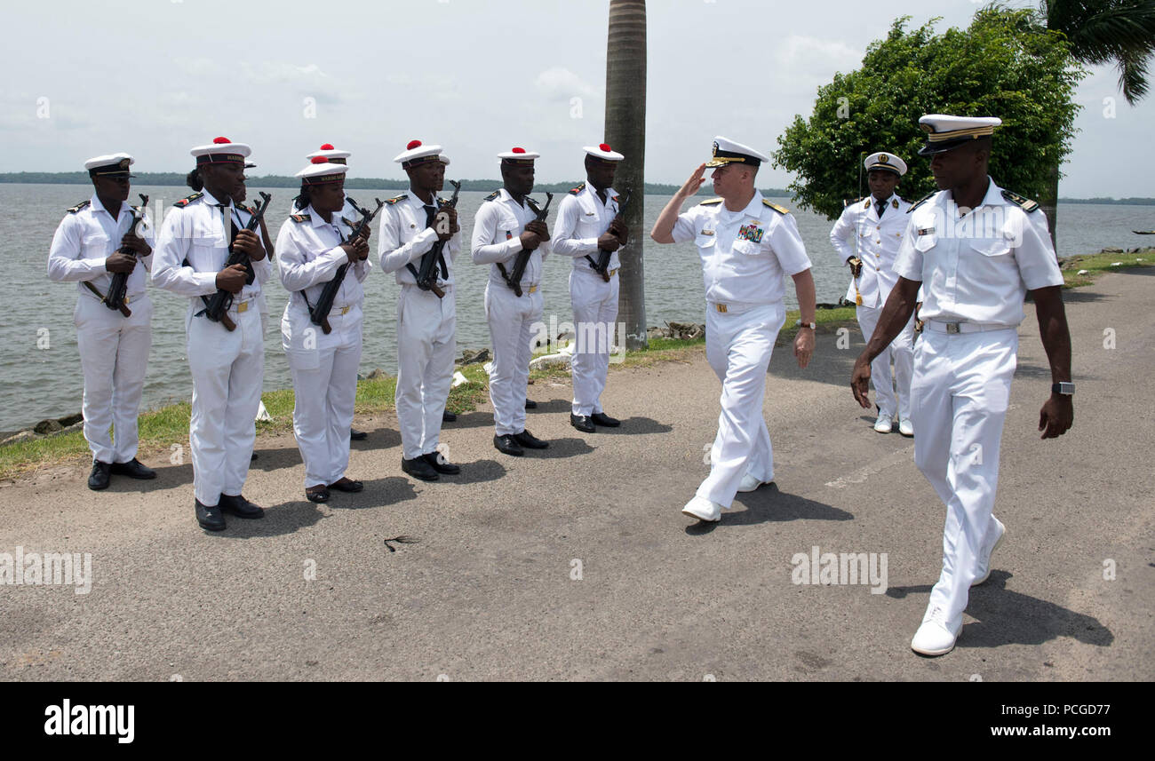 DOUALA, Cameroun (13 mars 2015) Arrière Adm. Tom Reck, vice-commandant de la sixième flotte américaine, une formation de marins camerounais lors d'une visite prévue à l'appui du Partenariat de l'Afrique, le 13 mars. Partenariat de l'Afrique, une collaboration internationale, programme de renforcement des capacités est en cours avec un déploiement prévu par le bateau à grande vitesse mixte USNS Lance (JHSV 1) à la sixième flotte américaine zone d'opérations. Banque D'Images