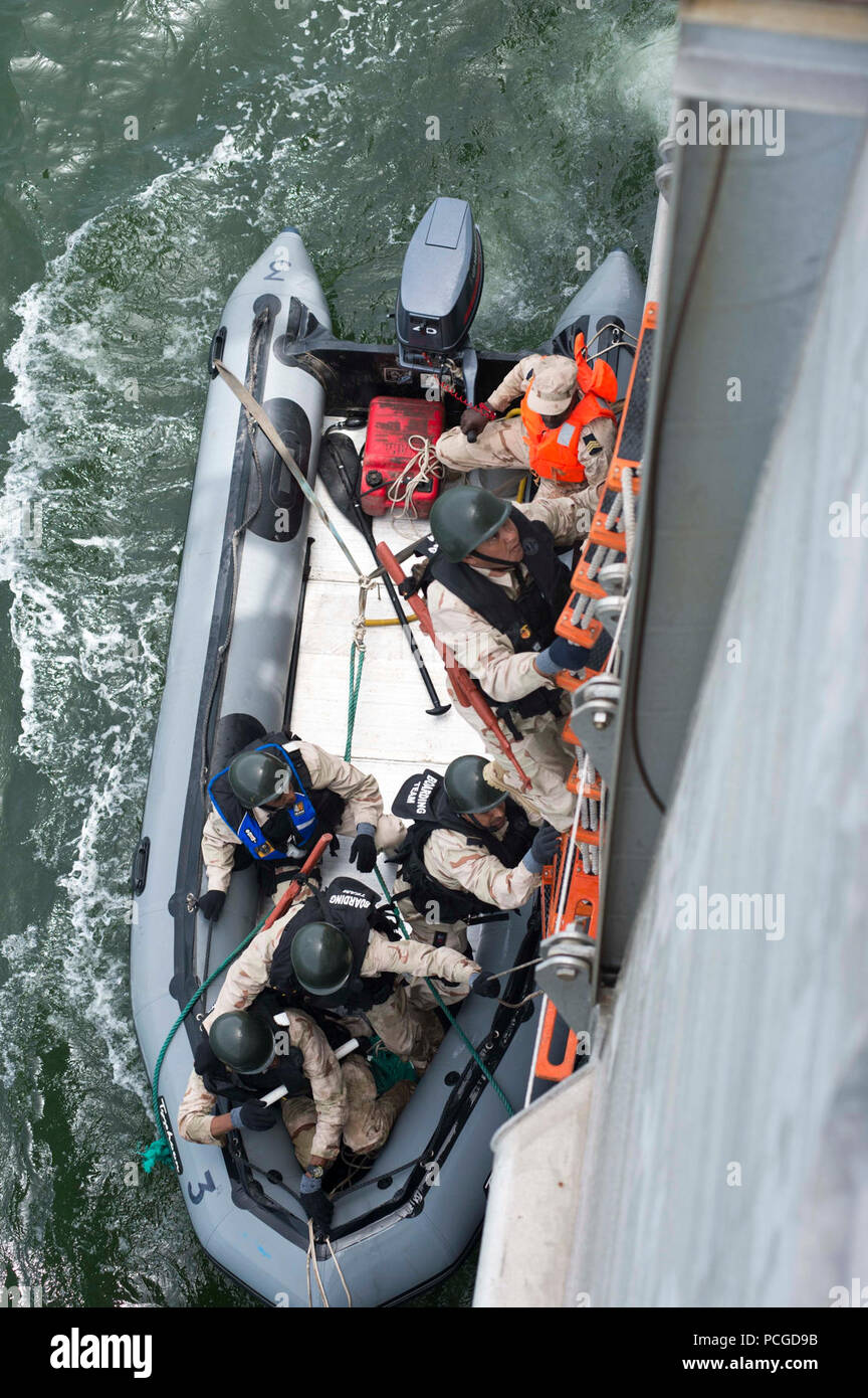 Océan Atlantique (22 avril 2015) Les membres de l'armée mauritanienne effectue une visite, un conseil, une perquisition et saisie à bord du transport maritime militaire commun de commande bateau à grande vitesse l'USNS Lance (JHSV 1) dans le cadre de l'exercice saharienne, 22 avril 2015 Express. Saharienne Express est un U.S. Africa Command-parrainé l'exercice maritime multinational visant à accroître la sécurité maritime et la sécurité des eaux de l'Afrique de l'Ouest. Banque D'Images