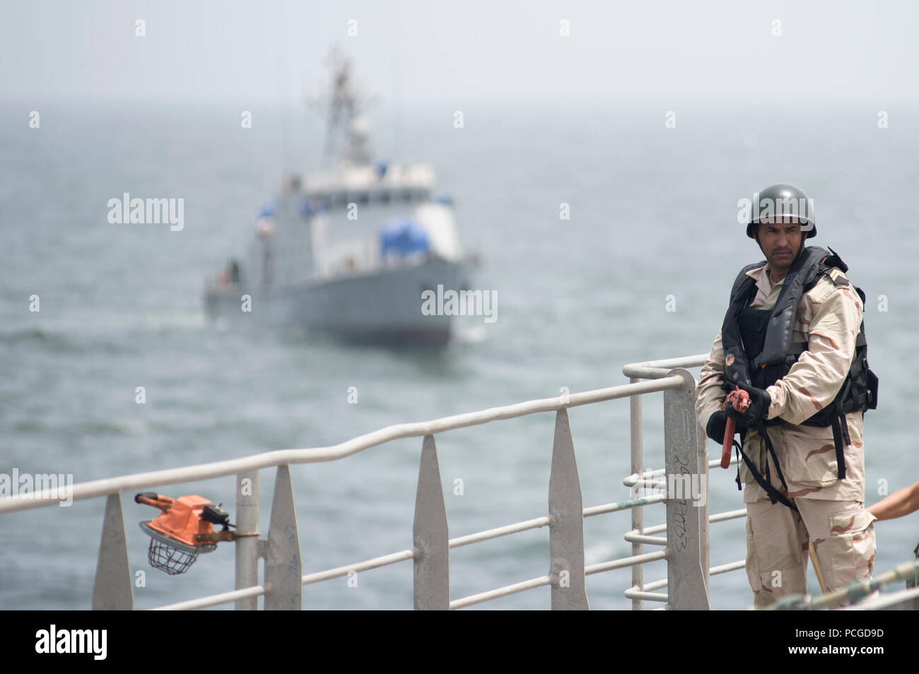 Océan Atlantique (22 avril 2015) Un membre de la sécurité des forces maritimes de l'Est Mauritanien watch au cours d'une visite, un conseil, une perquisition et saisie percer à bord du transport maritime militaire commun de commande bateau à grande vitesse l'USNS Lance (JHSV 1) dans le cadre de l'exercice saharienne, 22 avril 2015 Express. Saharienne Express est un U.S. Africa Command-parrainé l'exercice maritime multinational visant à accroître la sécurité maritime et la sécurité des eaux de l'Afrique de l'Ouest. Banque D'Images