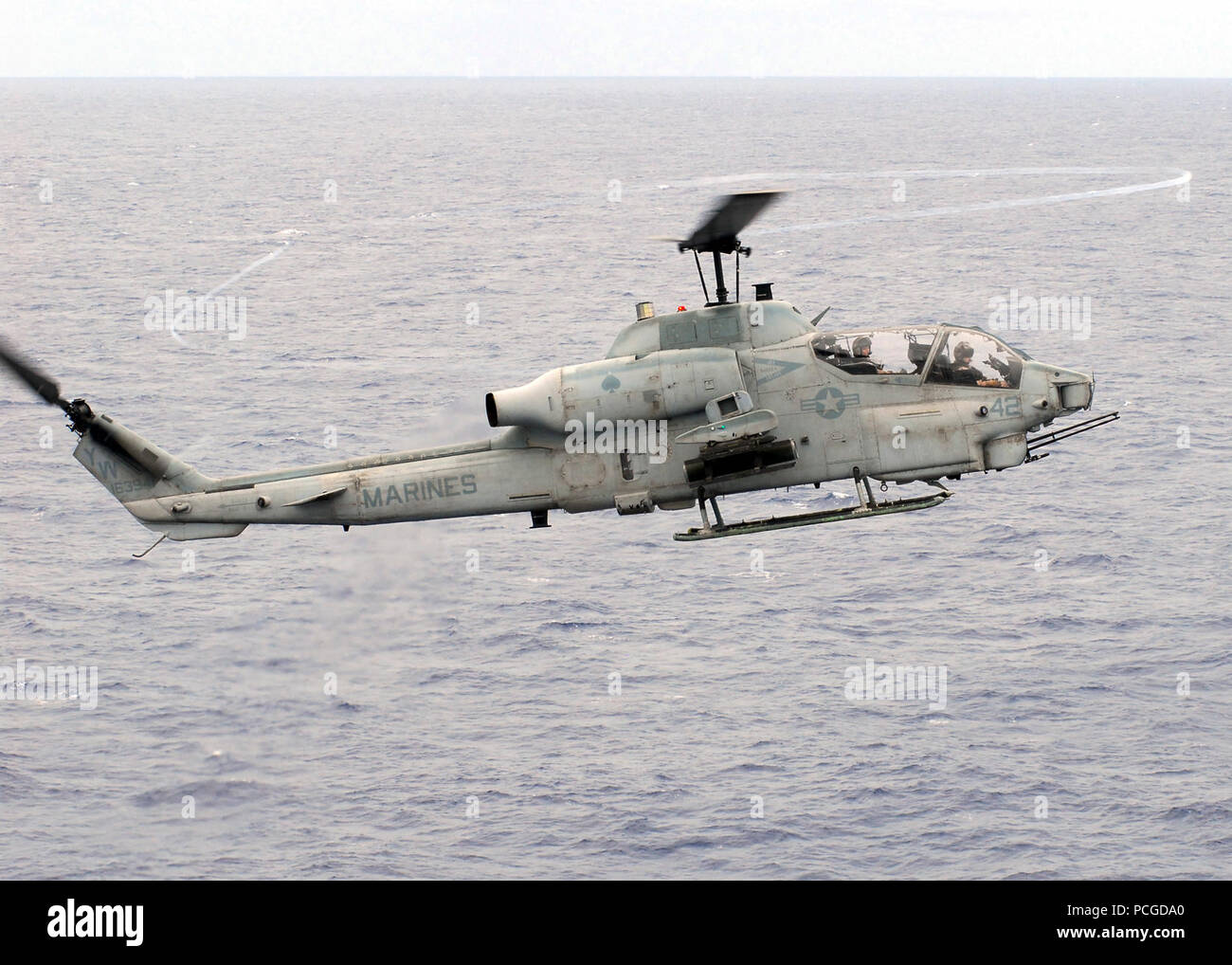 Un Corps des Marines américains AH-1W Super Cobra vole au-dessus de l'océan Pacifique le 17 octobre 2008, à l'envol du navire d'assaut de classe Tarawa USS Peleliu (LHA 5). Peleliu est déployée dans la 7e Flotte des États-Unis zone de responsabilité. Banque D'Images