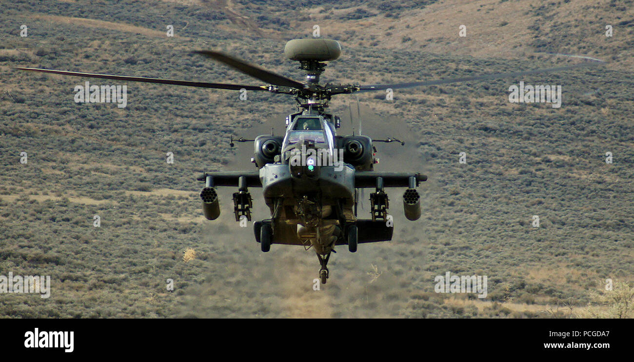 Un AH-64 Apache s'élève de derrière une colline lors d'un exercice d'entraînement au Centre de formation de Yakima. L'AH-64E Tuteur remplace le AH-64D Longbow' et 'intègre des moteurs plus puissants, l'amélioration de la technologie de lame de rotor et de l'électronique de pointe. Banque D'Images