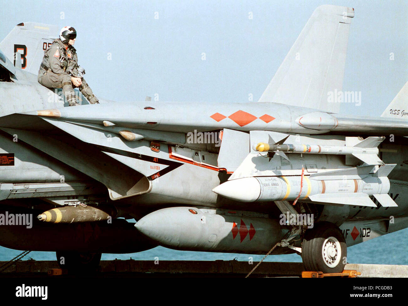 Lieutenant de marine US Steve Nevarez prend une pause du stress de l'exploitation d'envol au sommet d'un F-14B Tomcat strike fighter, Escadron de chasse un zéro deux (VF-102). Avion est armé d'un objectif à courte portée Sidewinder-9L, IR (infrarouge) de missiles air-air AIM ;-54C Phoenix, longue portée à guidage radar, de l'air à air et d'une Mk 82 500 lb. bombe. Le porte-avions nucléaire GEORGE WASHINGTON (CVN 73) et VF-102 sont actuellement en train de mener des opérations dans le golfe Persique à l'appui des sanctions des Nations Unies contre l'Iraq. L'opération SOUTHERN WATCH, 2 décembre 1997. Banque D'Images