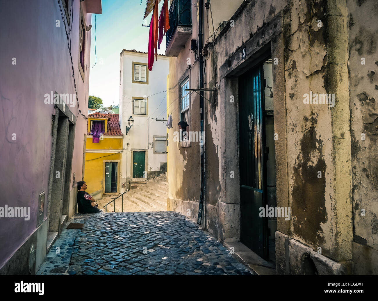 Lisbonne. Ruelle dans le quartier Alfama enracinée en arabe. Banque D'Images