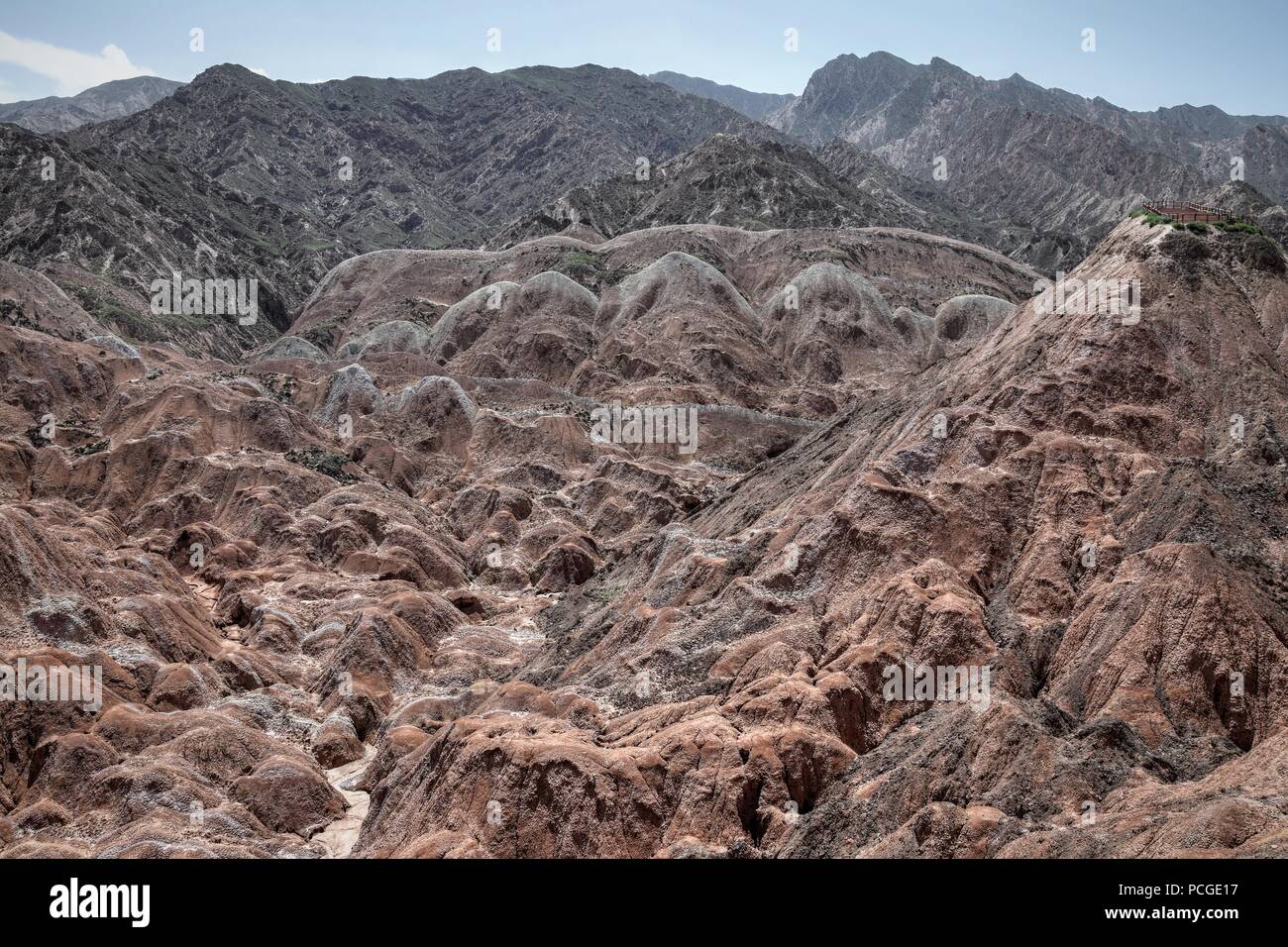 Le Paysage Pittoresque Des Montagnes à Arc En Ciel De Danxia