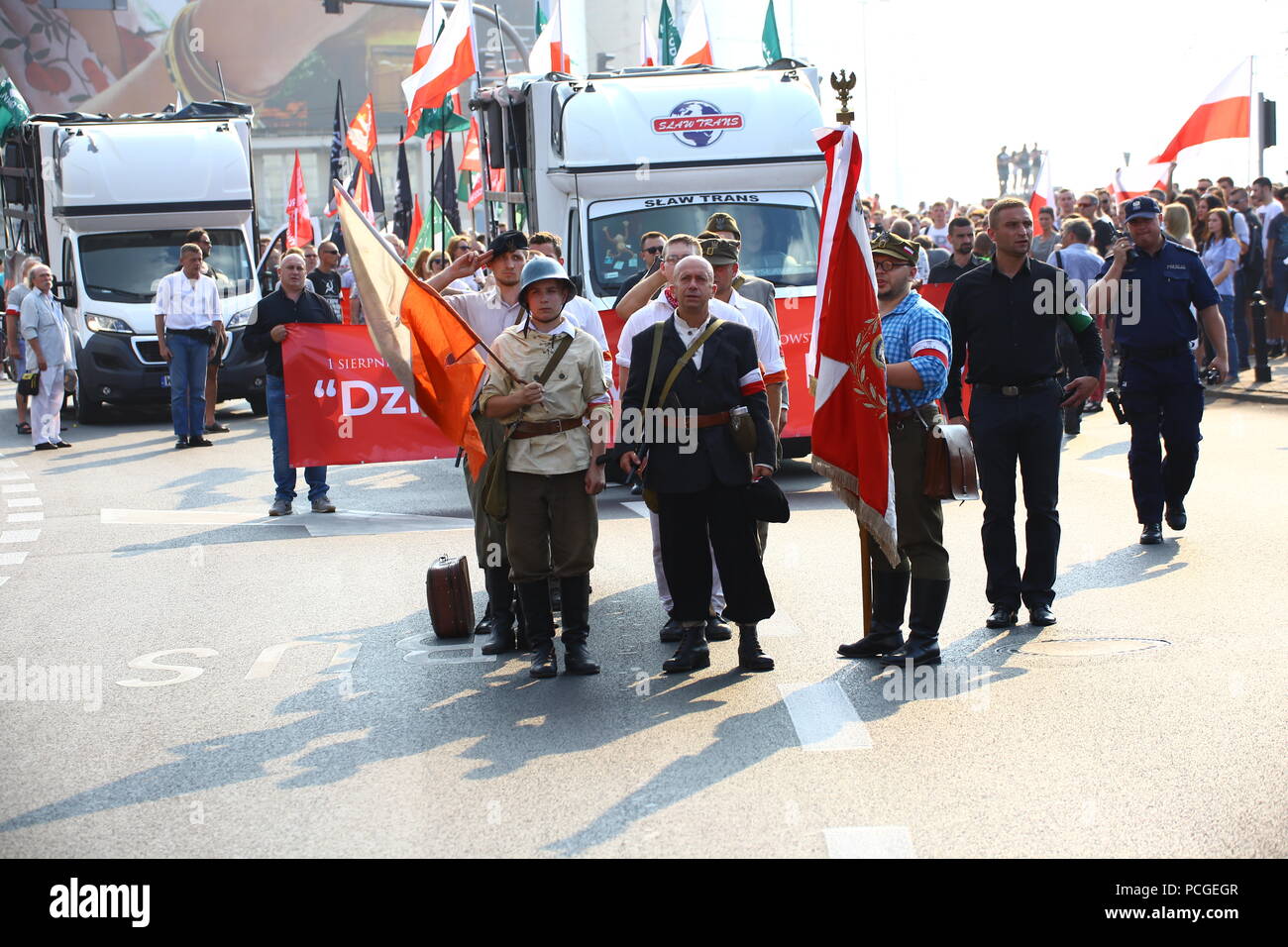 Varsovie, Pologne. 06Th Aug 2018. 74e anniversaire à l'occasion des célébrations de l'Insurrection de Varsovie dans le centre de capitol polonais. Masses des participants montrent des drapeaux et des feux pour se souvenir de la torche les combattants de la ville de 1944 au cours de la Seconde Guerre mondiale. Credit : Madeleine Lenz/Pacific Press/Alamy Live News Banque D'Images