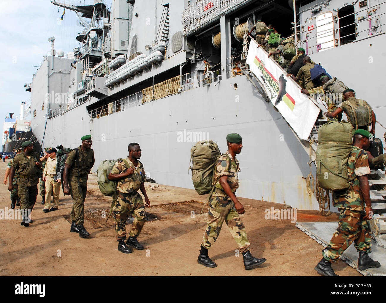Les étudiants de l'armée gabonaise arrivent à bord du navire de débarquement quai amphibie USS Fort McHenry (LSD 43) pour la formation avec l'Afrique (PAA) Gare de partenariat à Port Gentil (Gabon). Ces étudiants comptent recevoir une formation dans divers sujets tels que l'APS au bord de la jetée et de sentry, formation médicale spécialisée et du droit maritime. Une partie de la flotte mondiale de la Marine américaine, l'APS fournit une plate-forme avec la capacité et la présence persistante d'appuyer la formation ciblée, soutenue et de collaboration à l'échelle régionale à maritime partenaires en Afrique occidentale et centrale. Le commandant de la Force opérationnelle 365 et trai Banque D'Images