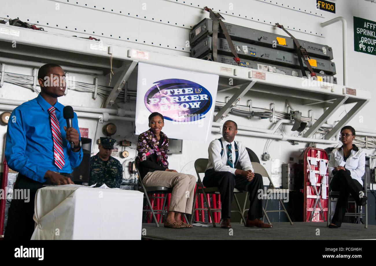 Technicien en systèmes d'information 3e classe Daniel Smith (à gauche) récite Martin Luther King Jr.'s "J'ai fait un rêve" Discours à l'Africain/Noir célébration du Mois de l'histoire à bord du navire d'assaut amphibie USS Peleliu (LHA 5). Cette année, le thème de l'Amérique Africaine/Mois de l'histoire des Noirs est "les droits civils en Amérique." Banque D'Images