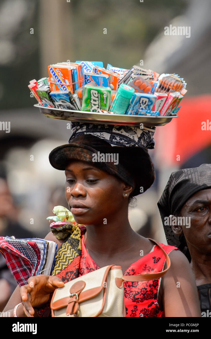 KUMASI, GHANA - Jan 16, 2017 : Unidentified femme ghanéenne vend des en-cas à la cérémonie commémorative dédiée à la reine mère de l'Asante royaume, wh Banque D'Images