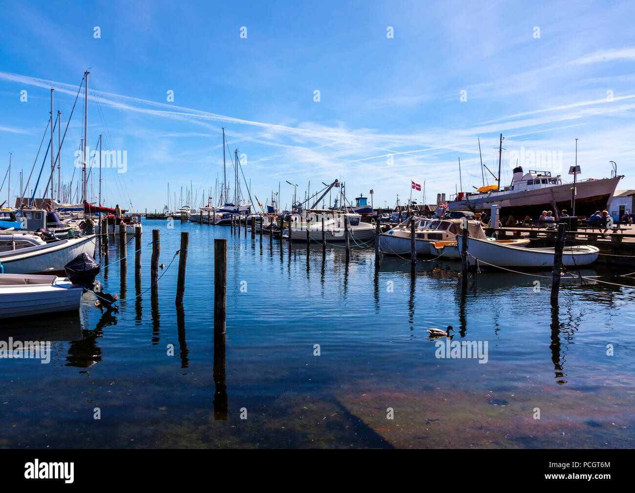 Yachts et bateaux de pêche amarrés dans le port à Dragør - village de pêcheurs près de Copenhague au Danemark Banque D'Images