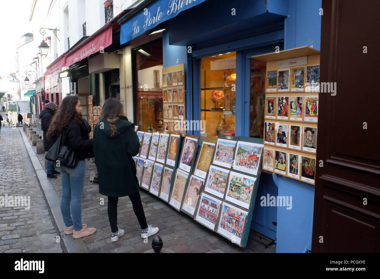 Tirages d'art ancien à vendre à Montmartre galerie. Les touristes sont à la recherche de peintures exposés à la vente à Paris, France Banque D'Images
