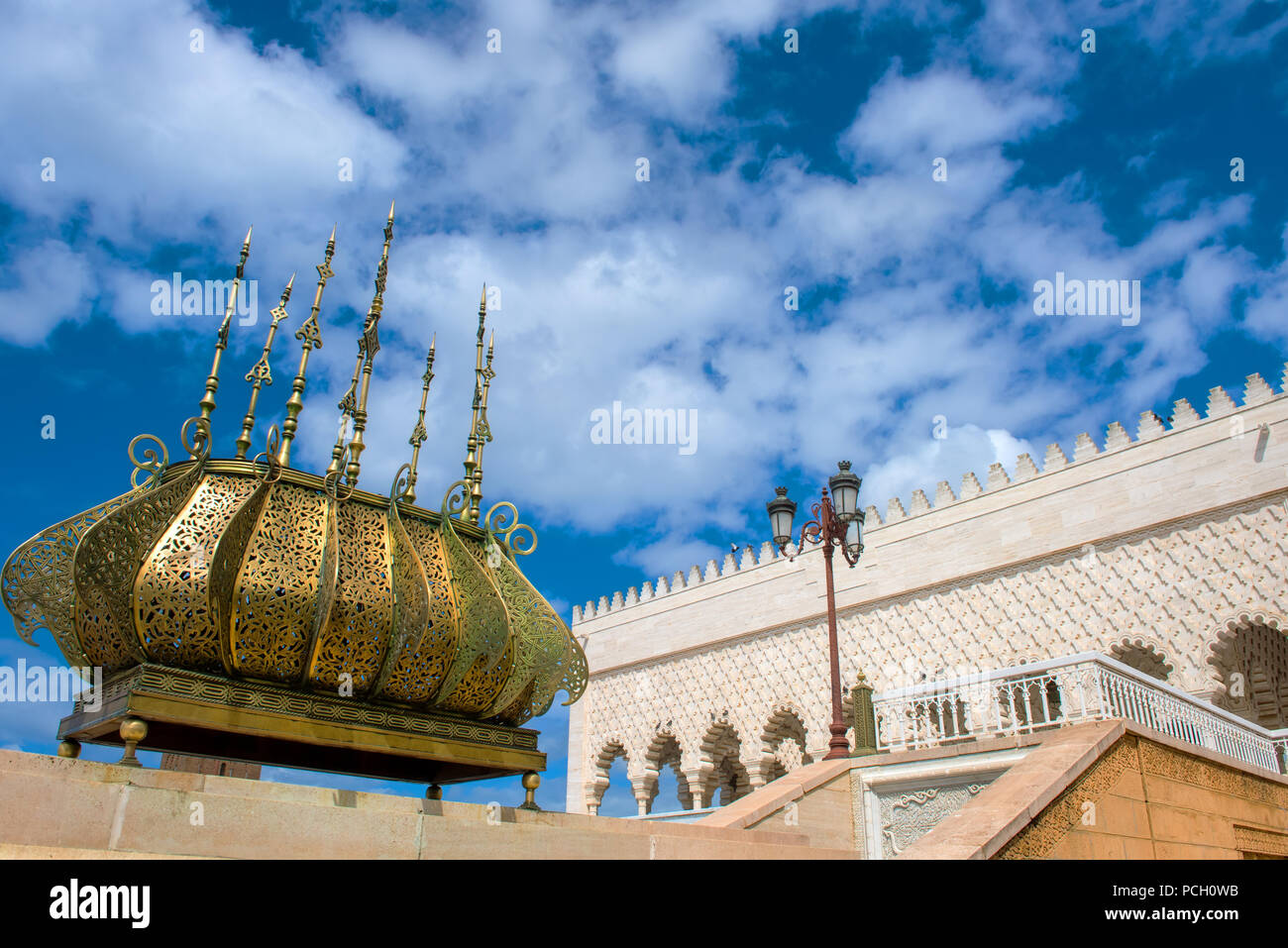 L'architecture religieuse musulmane islamique. Décorations d'or traditionnel on Tour Hassan Rabat Maroc. Banque D'Images