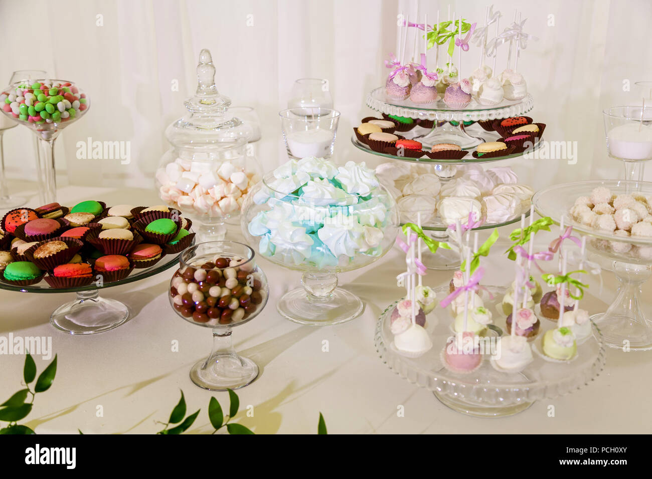 Candy Bar Pour Une Fete De Mariage Tableau Colore Avec Des Bonbons Pour Le Mariage Sweet Table A La Celebration Du Mariage Photo Stock Alamy