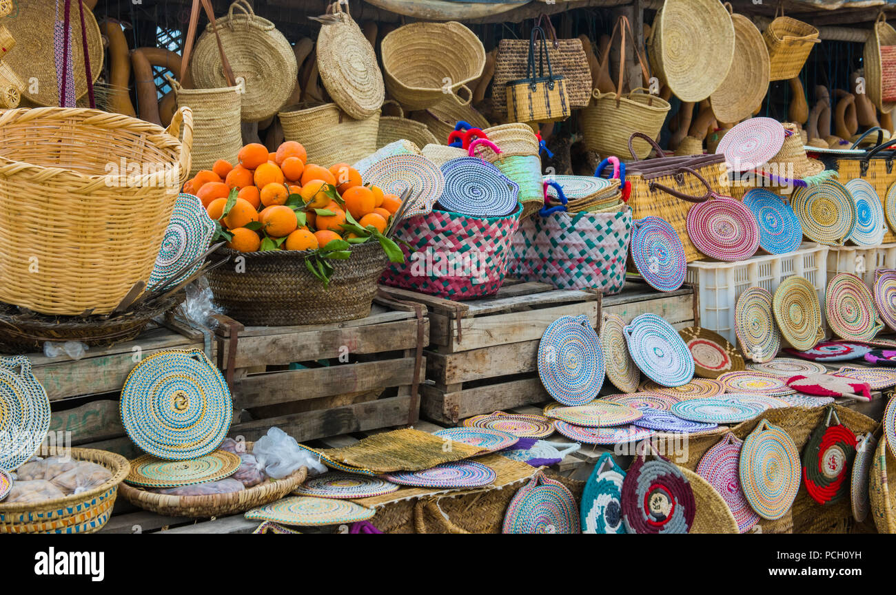 En osier artisanat chapeaux, sacs, les oranges et autres souvenirs dans le marché du Maroc Banque D'Images