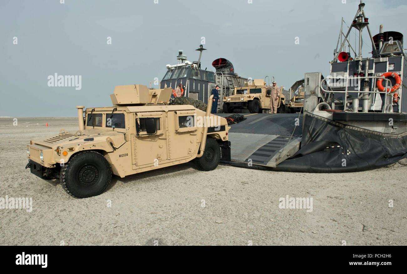 DOHA, QATAR (22 avril 2013) Un Humvee du 26e Marine Expeditionary Unit (MEU 26) sort d'une barge de débarquement, d'un coussin d'air (LCAC) en prévision de l'exercice 2013 Eagle résoudre. Résoudre l'aigle est une multinationale, annuel, des terres et de l'air exercice visant à améliorer les efforts de défense régional de coopération du Conseil de coopération du Golfe et le Commandement central américain. Banque D'Images