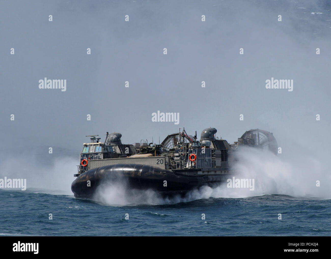 Golfe d'ADEN (16 août 2000 28, 2012) Un landing craft air cushion se prépare à entrer dans l'welldeck du quai de transport amphibie USS New York (LPD 21). New York, avec l'entrepris 24e Marine Expeditionary Unit, fait partie de l'Iwo Jima Groupe amphibie déployés à l'appui d'opérations de sécurité maritime et les efforts de coopération en matière de sécurité dans le théâtre dans la 5e Flotte des États-Unis zone de responsabilité. Banque D'Images