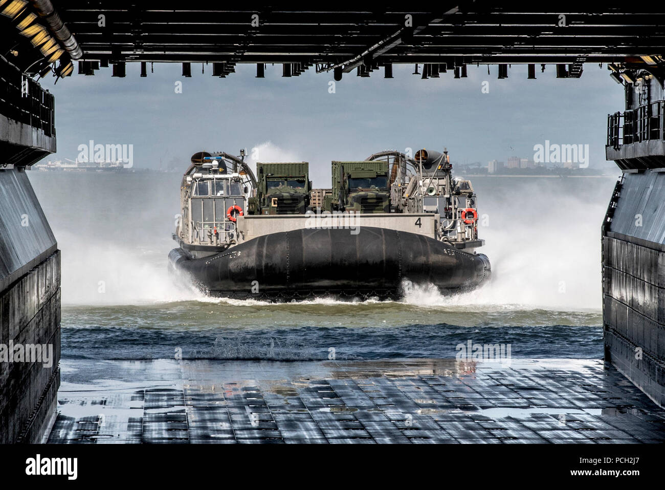 La NORFOLK (Août 30, 2017) Un landing craft air cushion, affecté à l'unité d'assaut 4 entre dans le puits pont du navire d'assaut amphibie USS Kearsarge (DG 3). Onloading Kearsarge est personnel, équipement et fournitures en préparation pour faciliter les efforts de secours en cas de catastrophe avec passage de l'ouragan Harvey. Les moyens militaires américains soutiennent la FEMA ainsi que l'état et les autorités locales dans les efforts de sauvetage et de secours. Banque D'Images