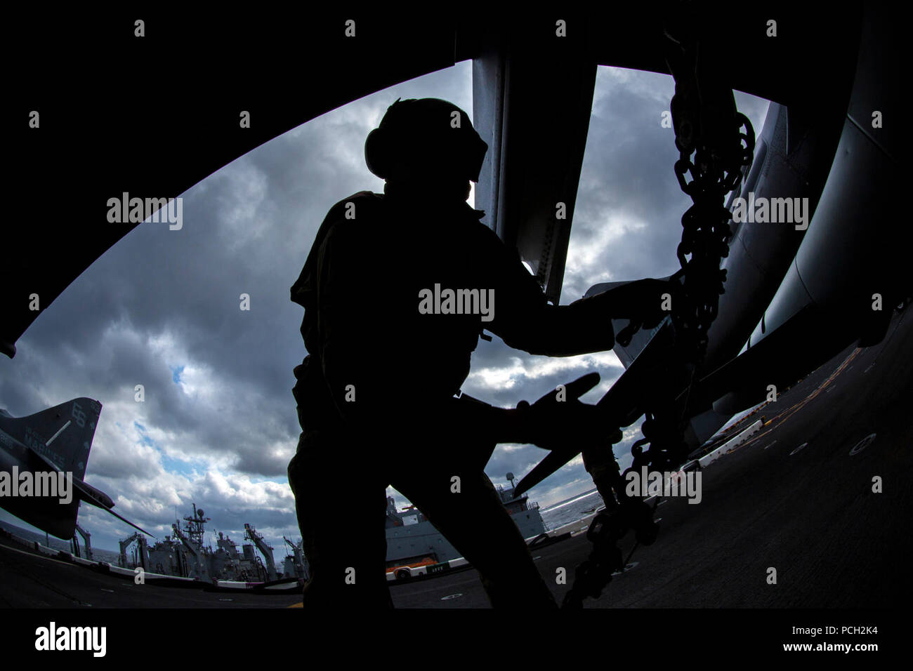 Océan Atlantique (14 mars 2013) lance le Cpl. Martin Duncan, affecté à l'escadron à rotors basculants moyen maritime (VMM) 266 (rein), inspecte un AV-8B Harrier sur le pont d'envol du navire d'assaut amphibie USS Kearsarge (DG 3). Kearsarge est déployée dans le cadre du groupe amphibie Kearsarge entrepris avec des Marines (la 26e Marine Expeditionary Unit (MEU 26) appuyer les opérations de sécurité maritime et les efforts de coopération en matière de sécurité dans le théâtre aux États-Unis la 5ème et la 6ème flotte domaines de responsabilité. Banque D'Images