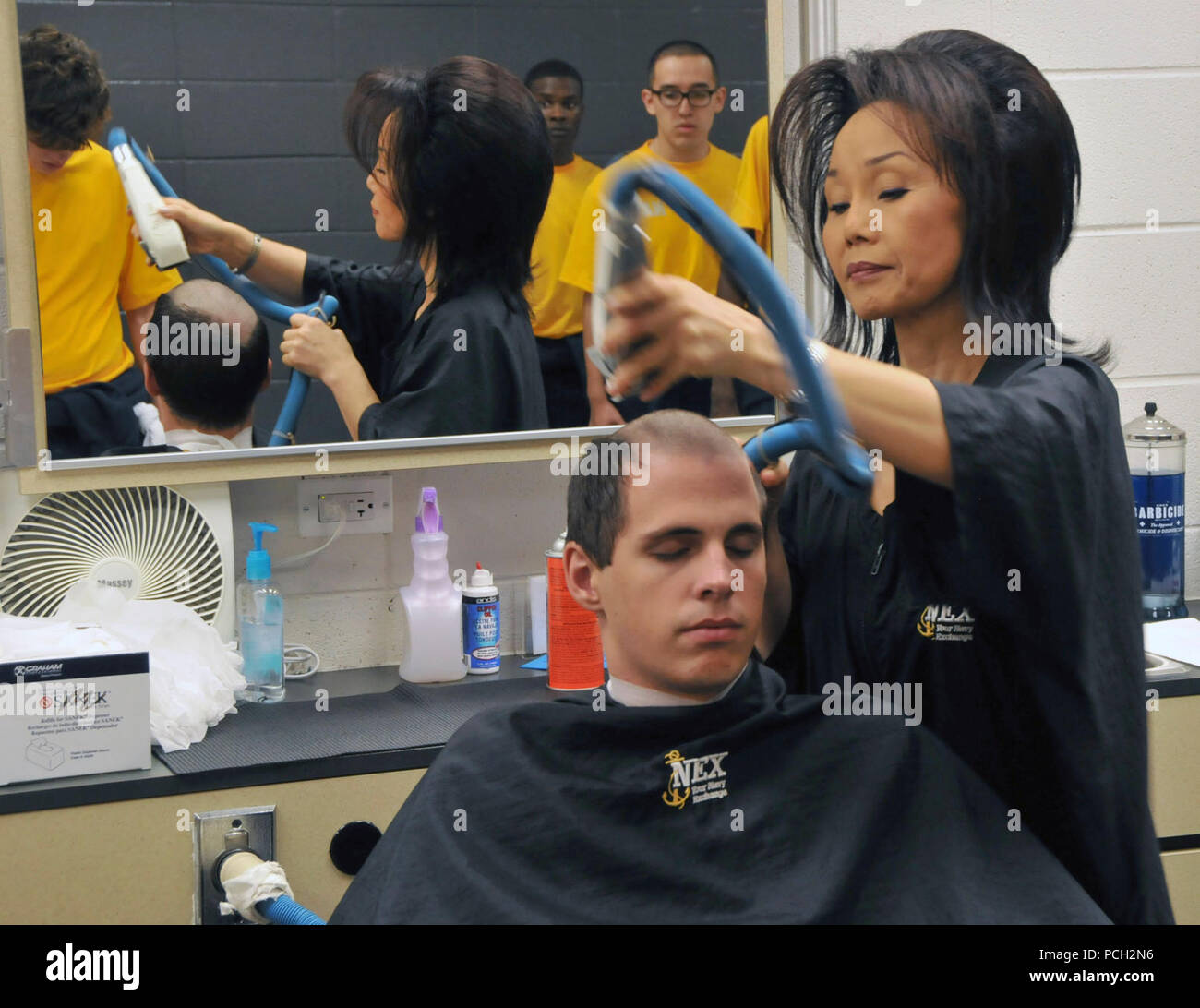 Grands Lacs, Illinois (nov. 20, 2012) Hyong Davis donne une nouvelle recrue sa première coupe dans le Golden 13 Recruter au centre informatique d'échange de la Marine coiffure à recruter de la commande de formation (CCF) pendant la nuit d'arrivée. Plus de 450 nouvelles recrues sont arrivés au Golden 13, nommé d'après le premier Afro-américain 13 officiers de marine, à commencer leurs carrières de la Marine et de la formation au CCF. Banque D'Images