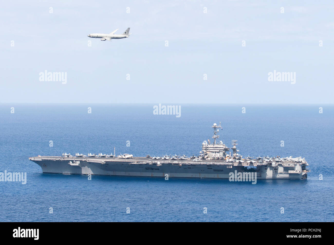 Océan Atlantique (25 juin 2015) un P-8A Poseidon affecté à l'Escadron de patrouille des aigles de guerre (VP) 16 vole au-dessus du porte-avions USS Harry S. Truman (CVN 75). Harry S. Truman est en cours la réalisation d'une formation sur mesure la disponibilité du navire au large de la côte est des États-Unis. Au terme de la formation disponibilité Harry S. Truman sera considéré comme compétent dans toutes les zones de mission. Banque D'Images Océan Atlantique (25 juin 2015) un P-8A Poseidon affecté à l'Escadron de patrouille des aigles de guerre (VP) 16 vole au-dessus du porte-avions USS Harry S. Truman (CVN 75). Harry S. Truman est en cours la réalisation d'une formation sur mesure la disponibilité du navire au large de la côte est des États-Unis. Au terme de la formation disponibilité Harry S. Truman sera considéré comme compétent dans toutes les zones de mission. Banque D'Images