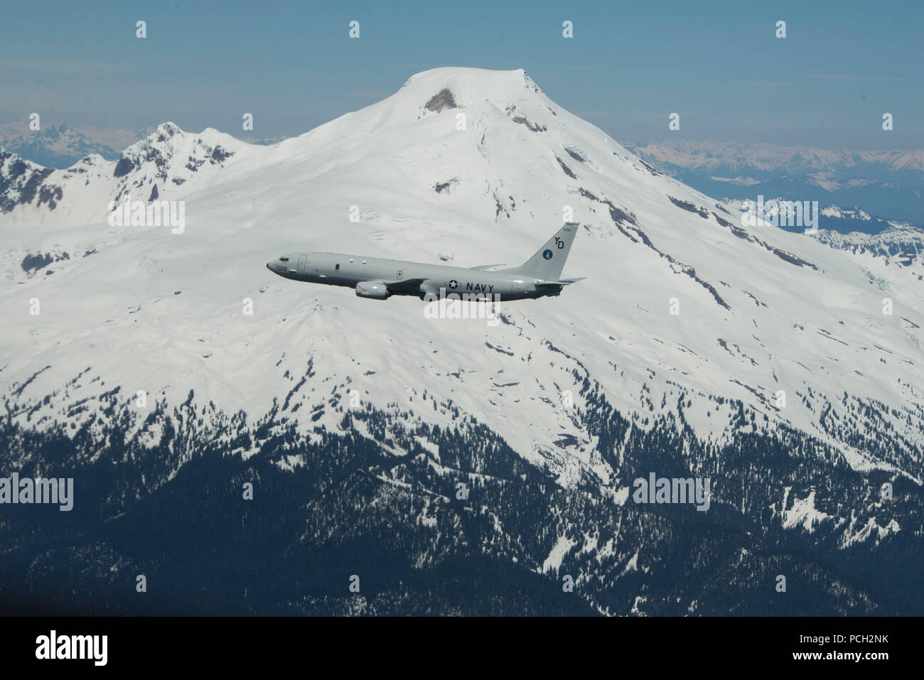 OAK Harbor, Washington (22 mai 2017) un P-8A Poseidon affecté à la "Magere Brug" des Dragons de l'Escadron de patrouille (VP) 4 vole près du mont Baker pendant un exercice d'entraînement. VP-4 est stationné à Naval Air Station Whidbey Island, en Californie, et est devenu le premier escadron P-8 sur la côte ouest à la suite d'une transition réussie entre le P-3C Orion. Banque D'Images