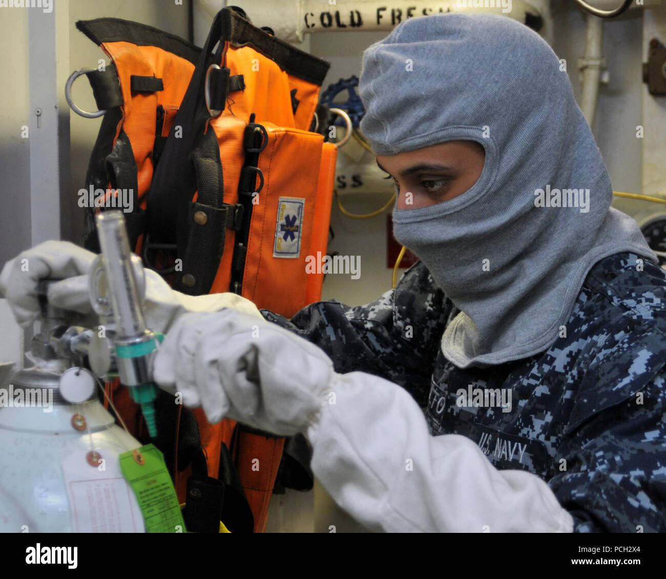 YOKOSUKA, Japon (fév. 6, 2013) 2ème classe Corpsman Hôpital Derek Bolton, de Ft. Myers, Floride, vérifie le niveau d'un réservoir d'oxygène pendant un exercice général quarts à bord du porte-avions USS George Washington (CVN 73). George Washington et son aile, l'air carrier Air Wing 5 (CVW), fournir une force prête au combat qui protège et défend l'intérêt maritime collective des États-Unis et de ses alliés et partenaires dans la région Asie-Pacifique. Banque D'Images
